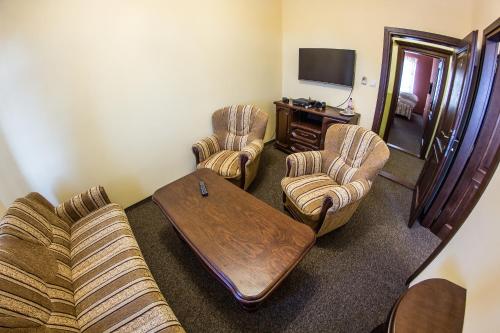 Apartment with Mountain View - Photo 2