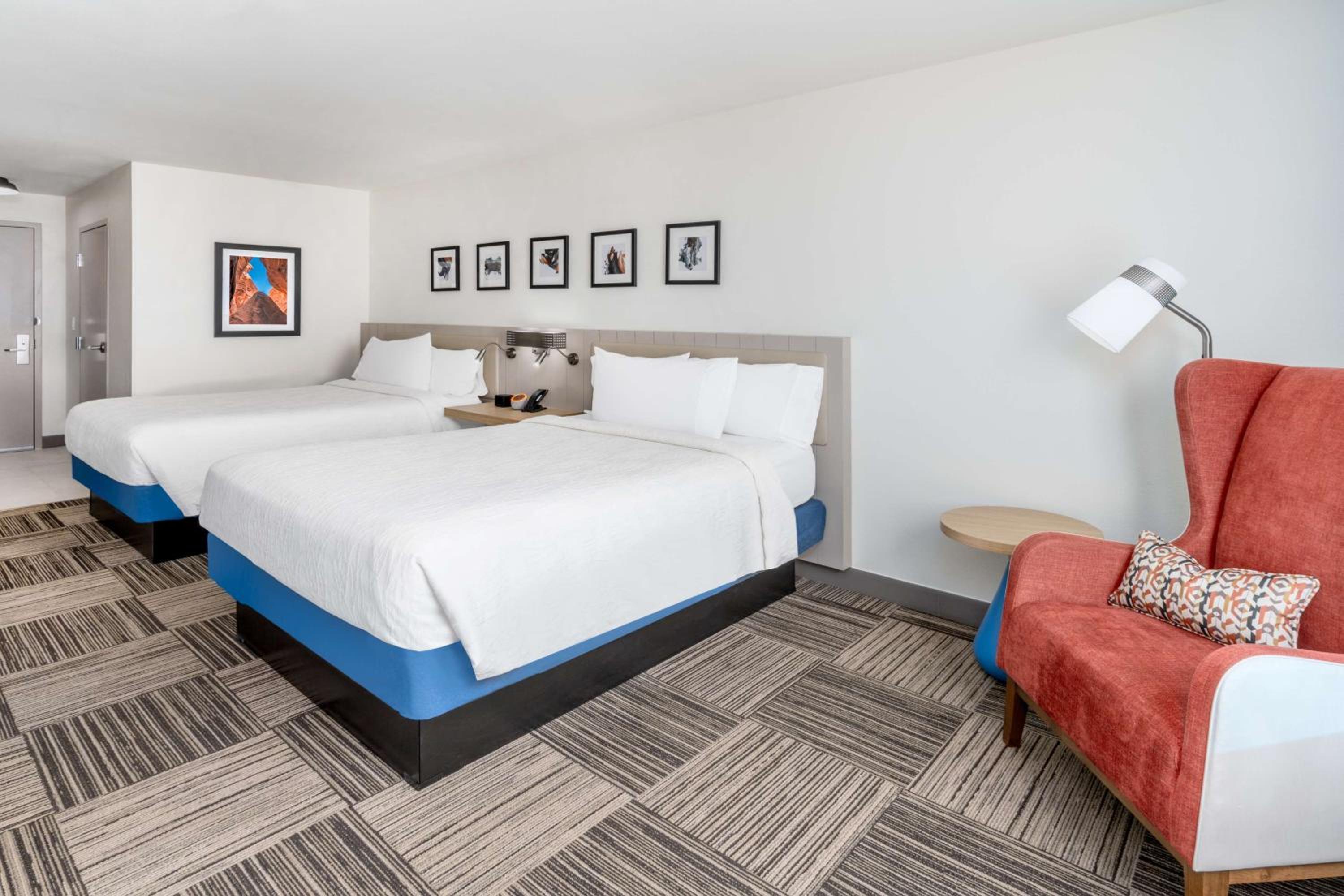 Queen Room with Two Queen Beds - Photo 3