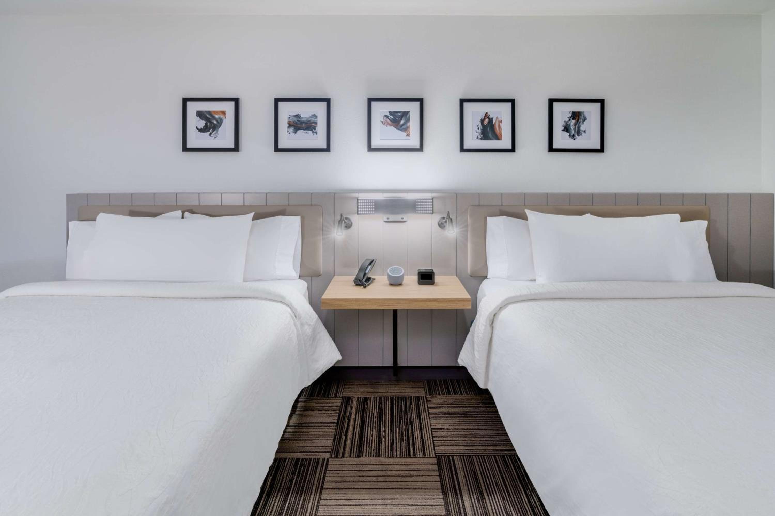 Queen Room with Two Queen Beds and Roll-In Shower - Mobility Access - Photo 4