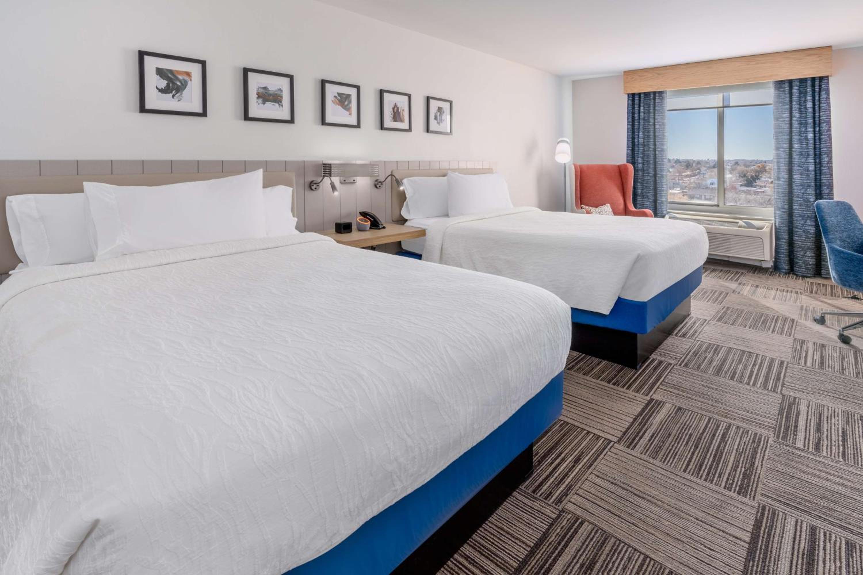 Queen Room with Two Queen Beds - Photo 4