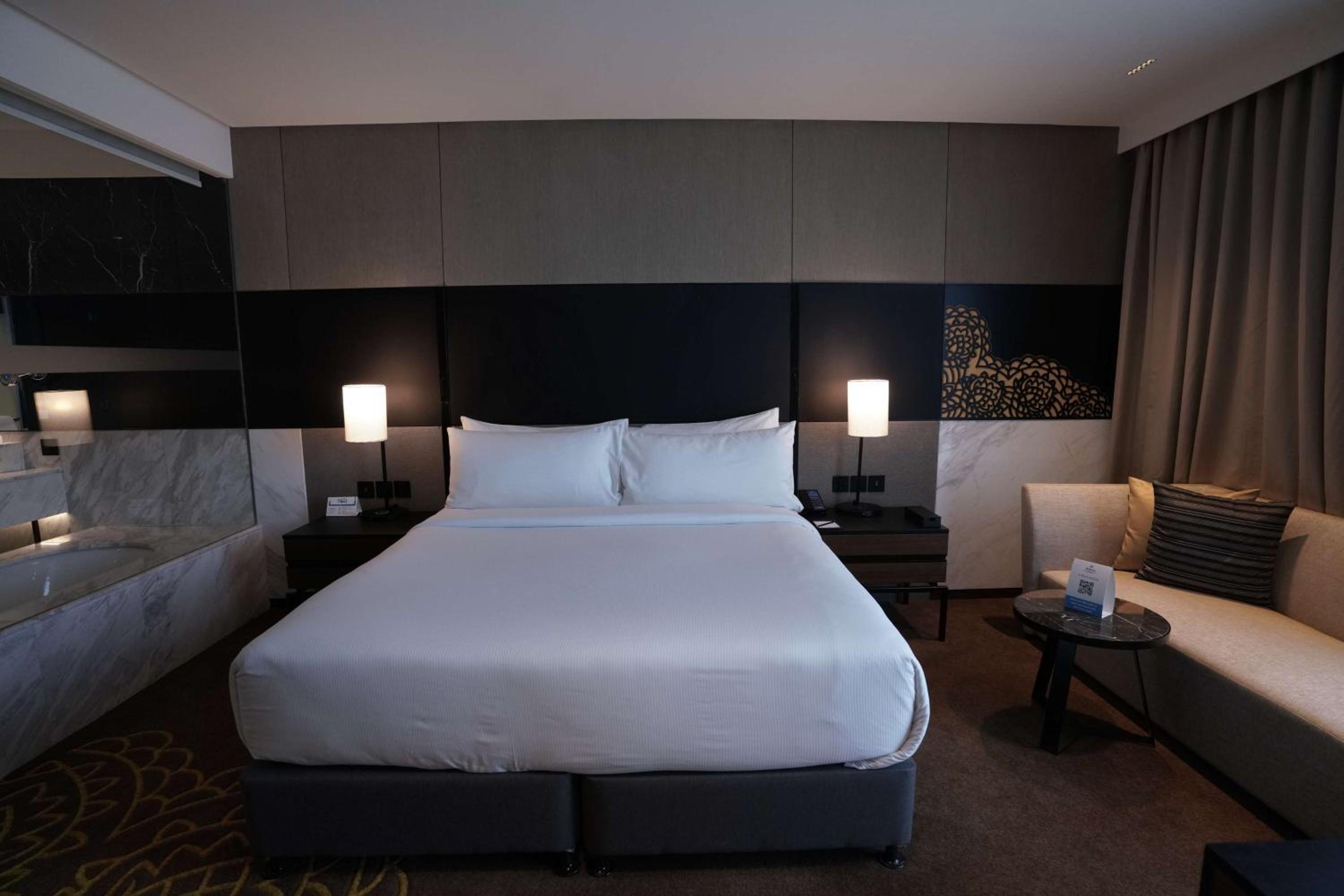 King Executive Room with Bathtub