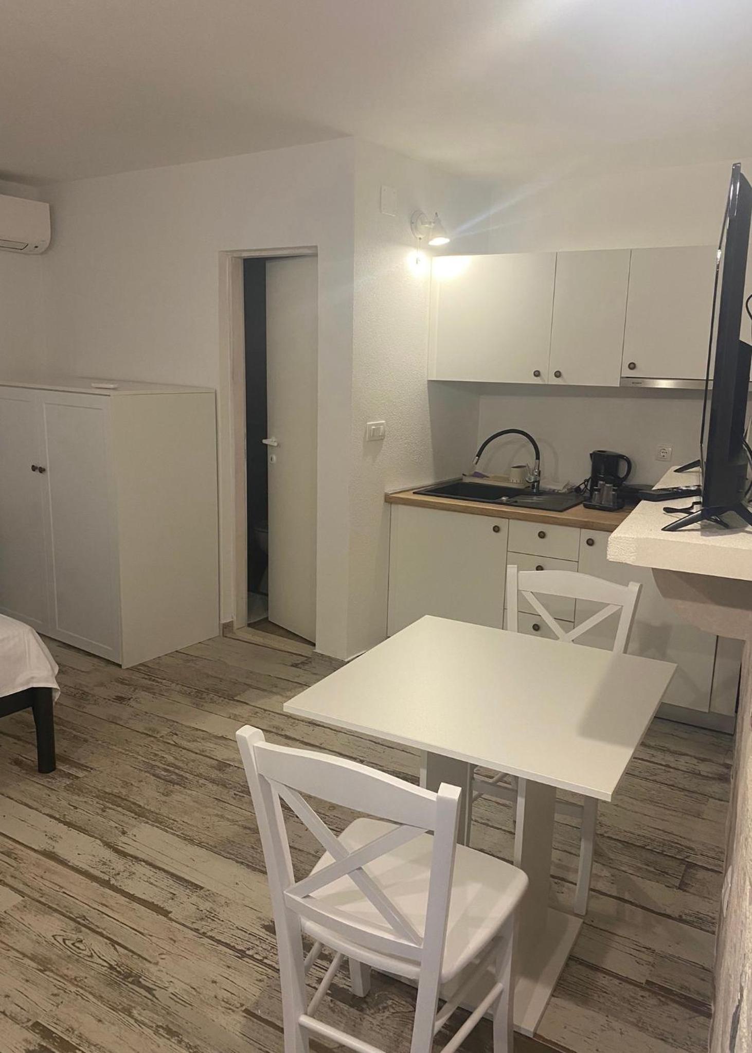 Deluxe One-Bedroom Apartment with Harbor View photo 2