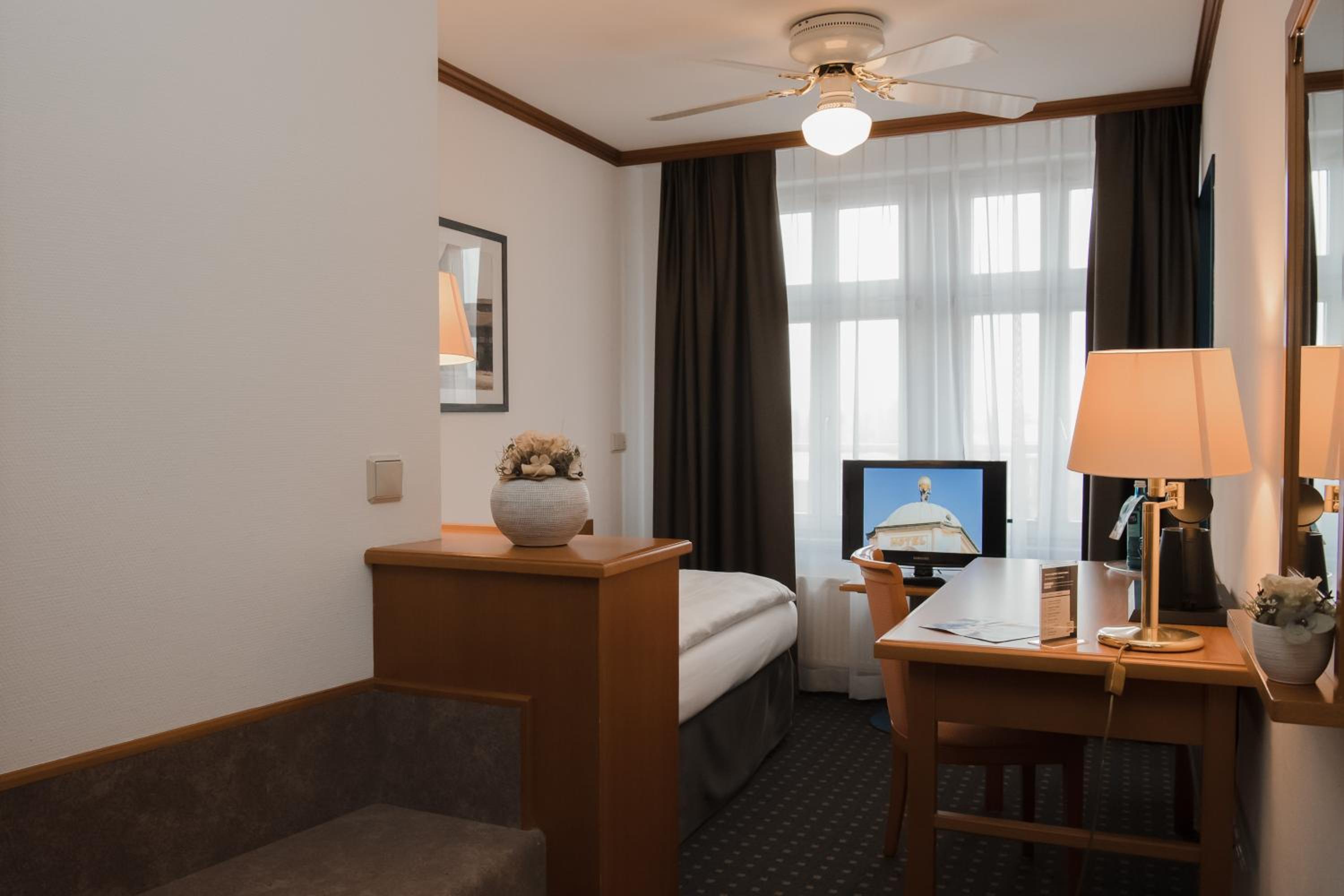 Single Room with Bath photo 2