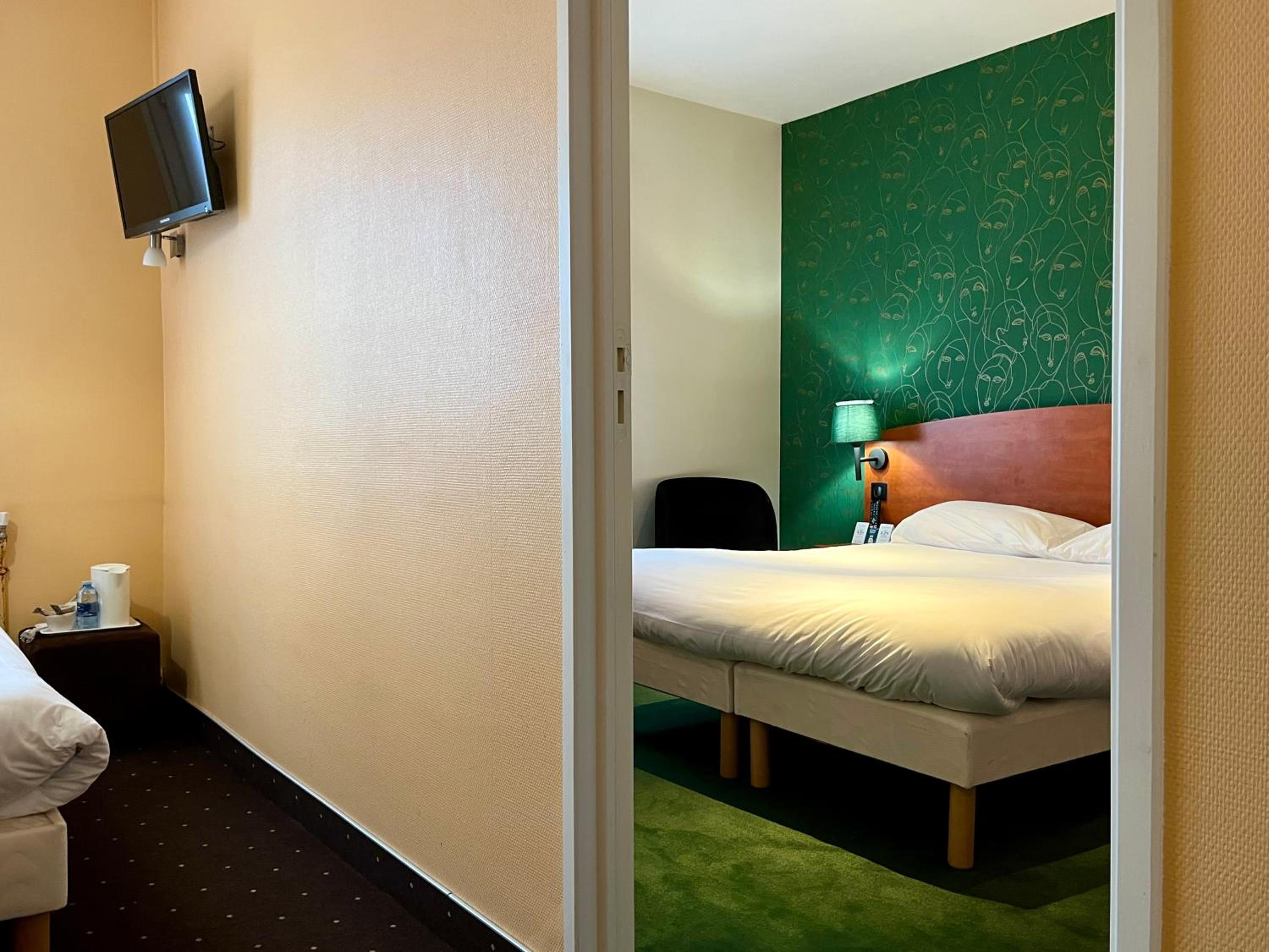 Superior Quadruple Room - Photo 3