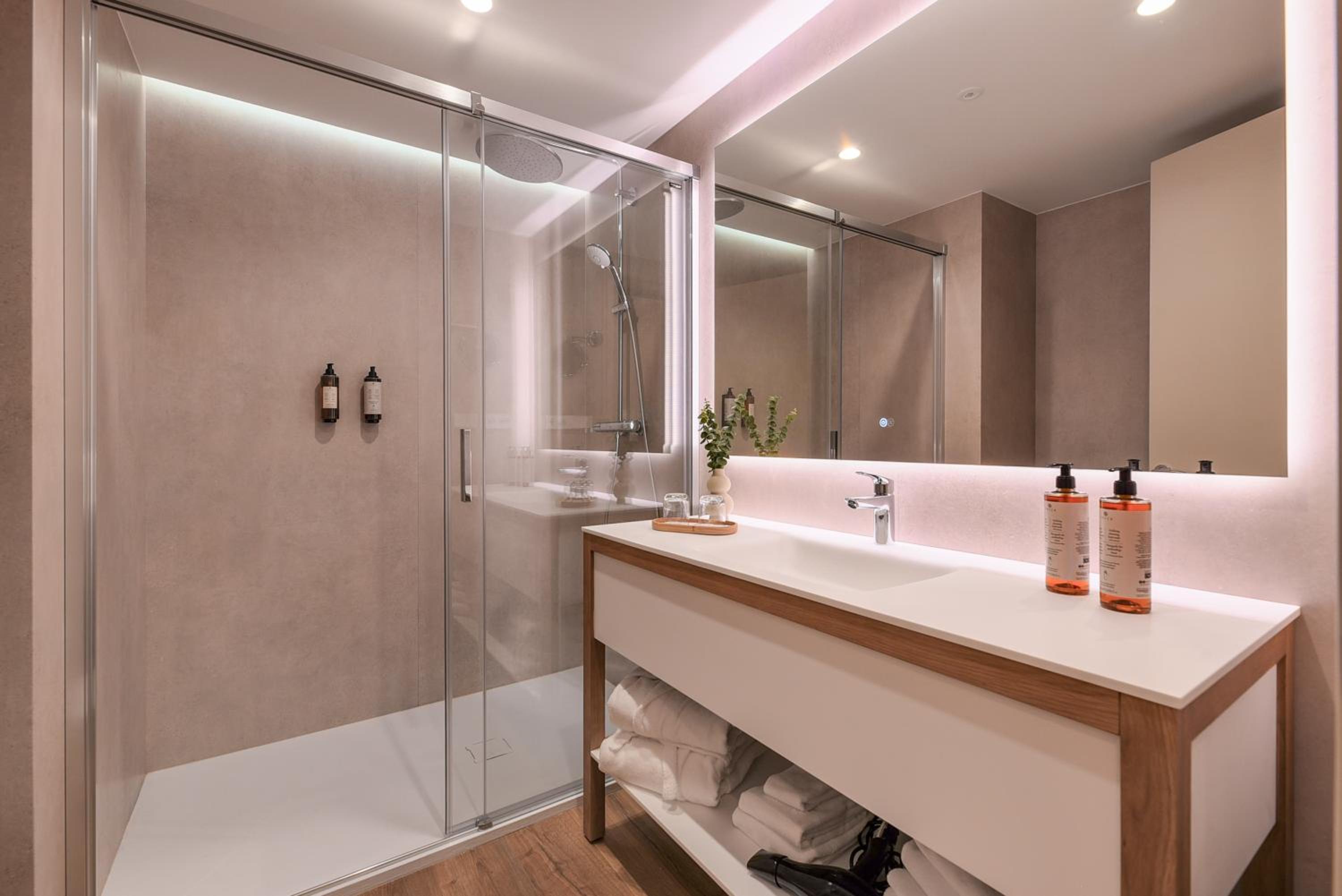 Double or Twin Room with Partial Sea View Double or Twin Room with Partial Sea View