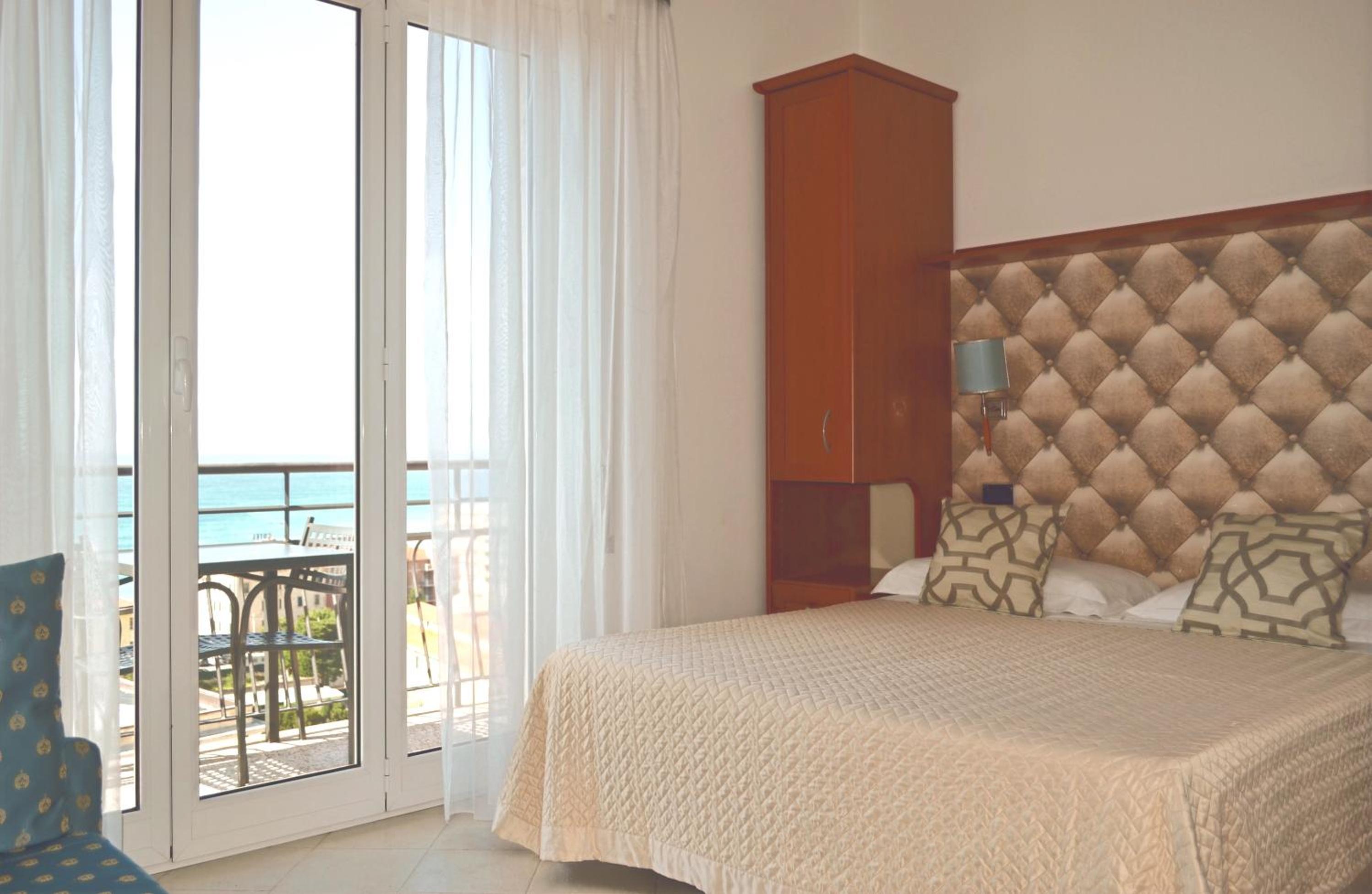 Deluxe Double Room with Sea View photo 2
