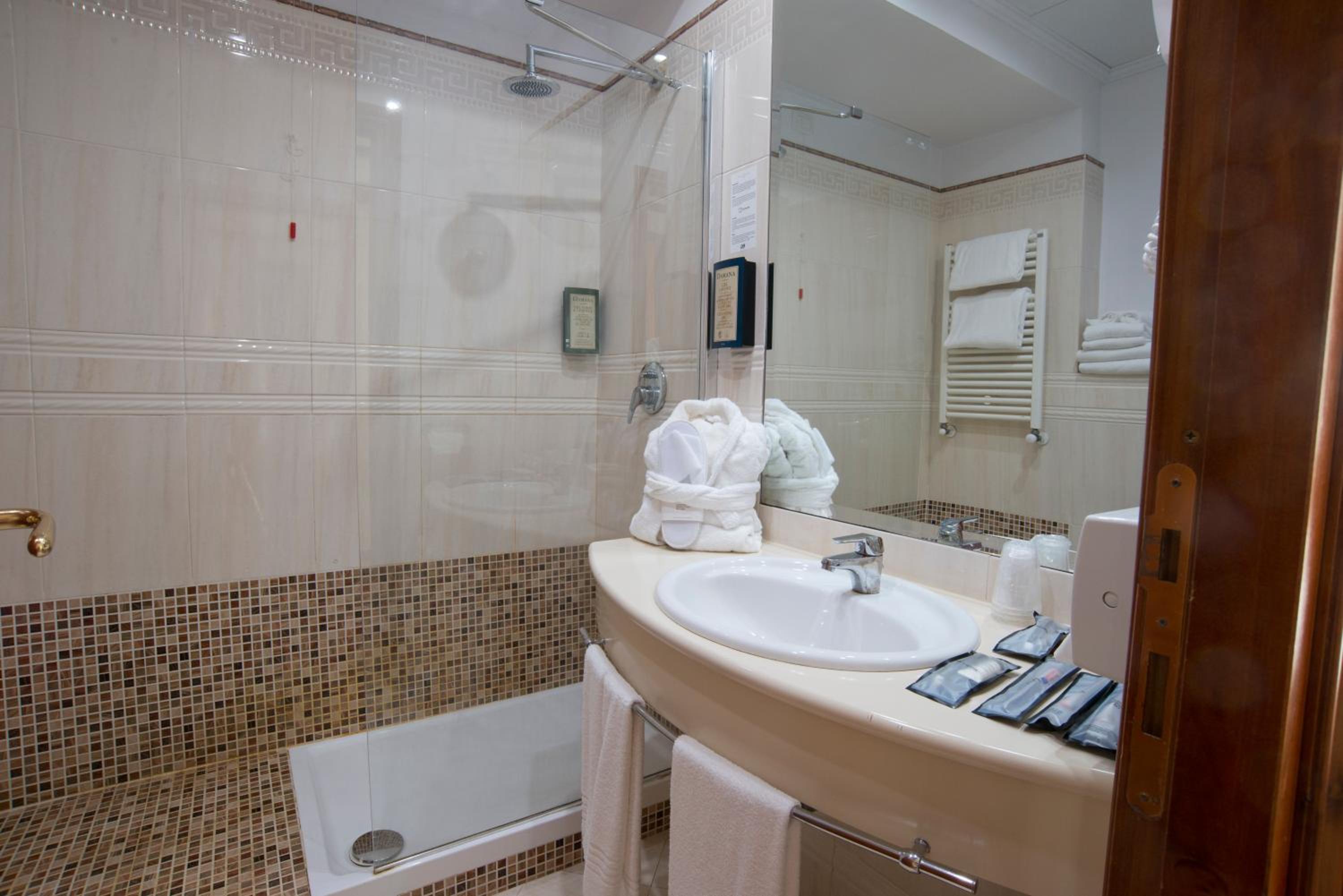 Superior Double or Twin Room - Photo 3