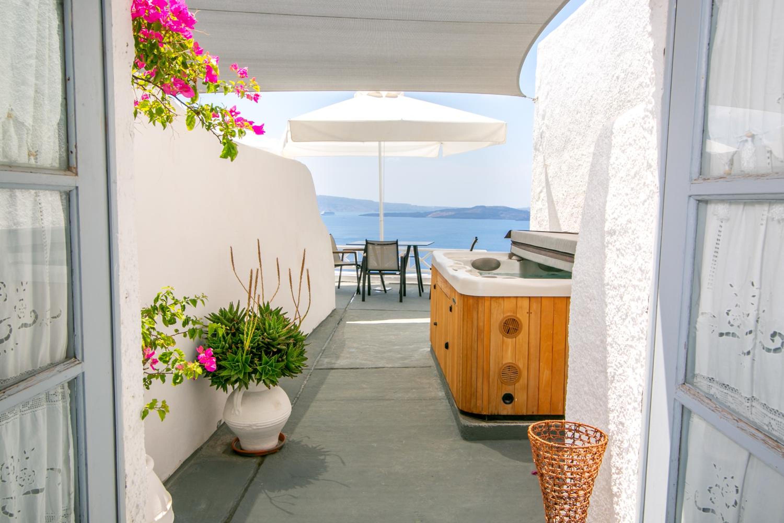 Premium Cave Suite with Hot Tub & Caldera View - Photo 2