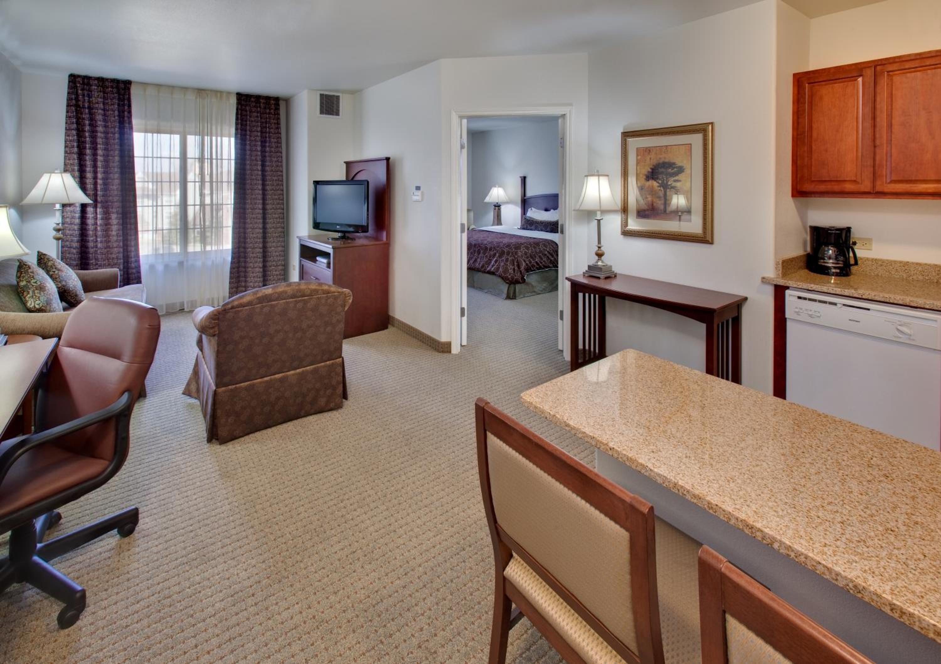 One-Bedroom Queen Suite - Photo 2