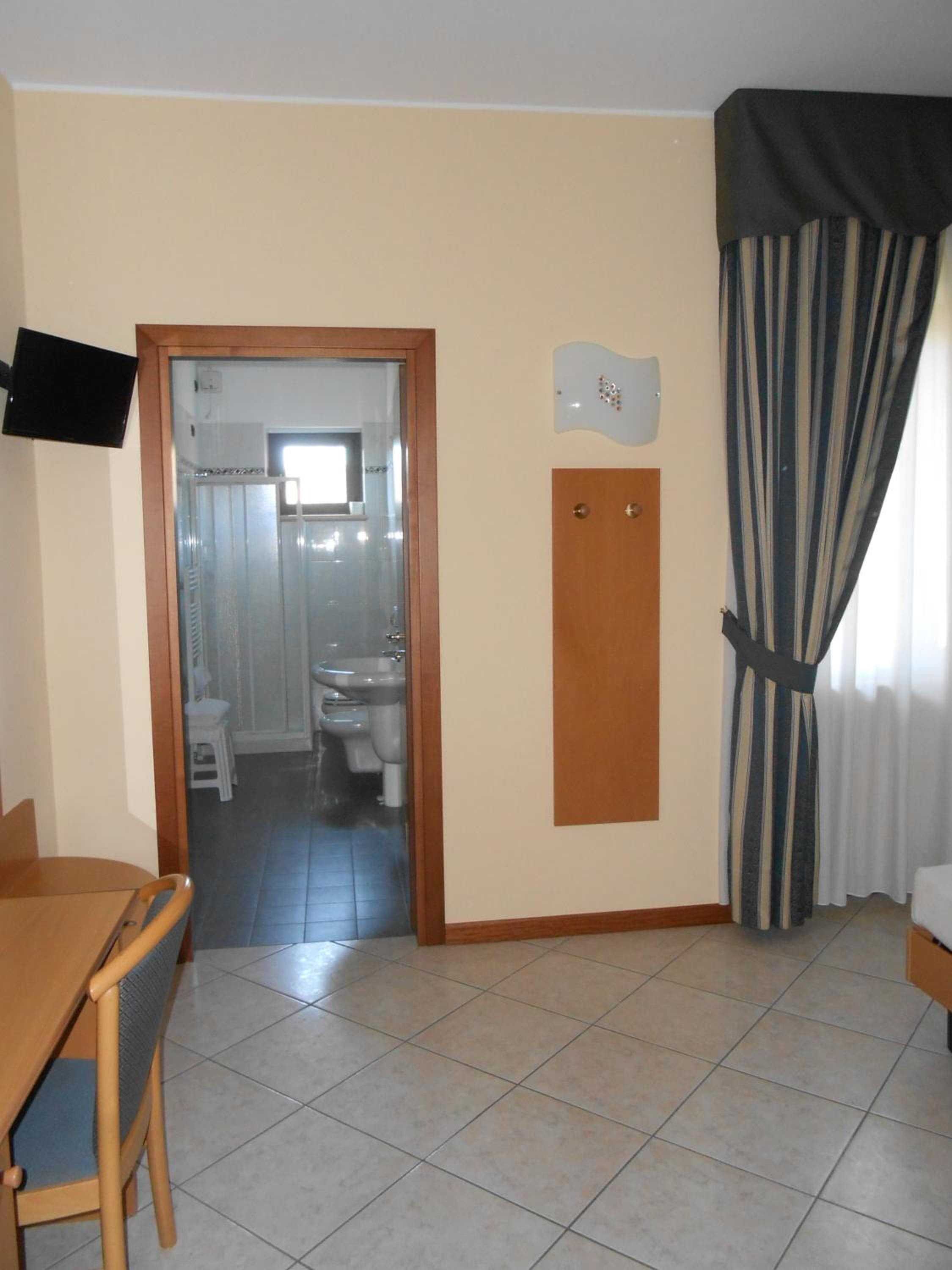 Single Room photo 3