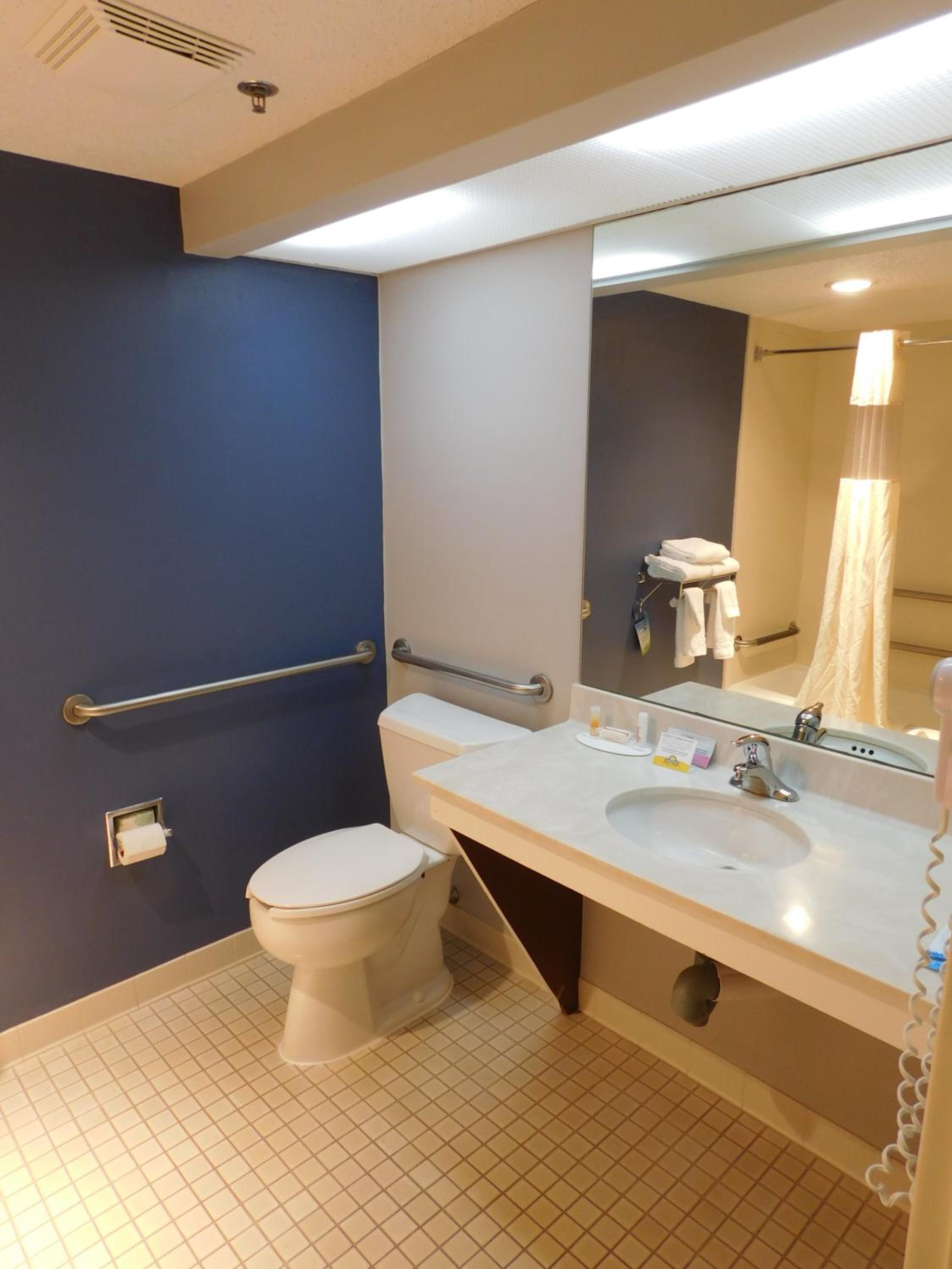 Queen Room - Non-Smoking - Photo 3