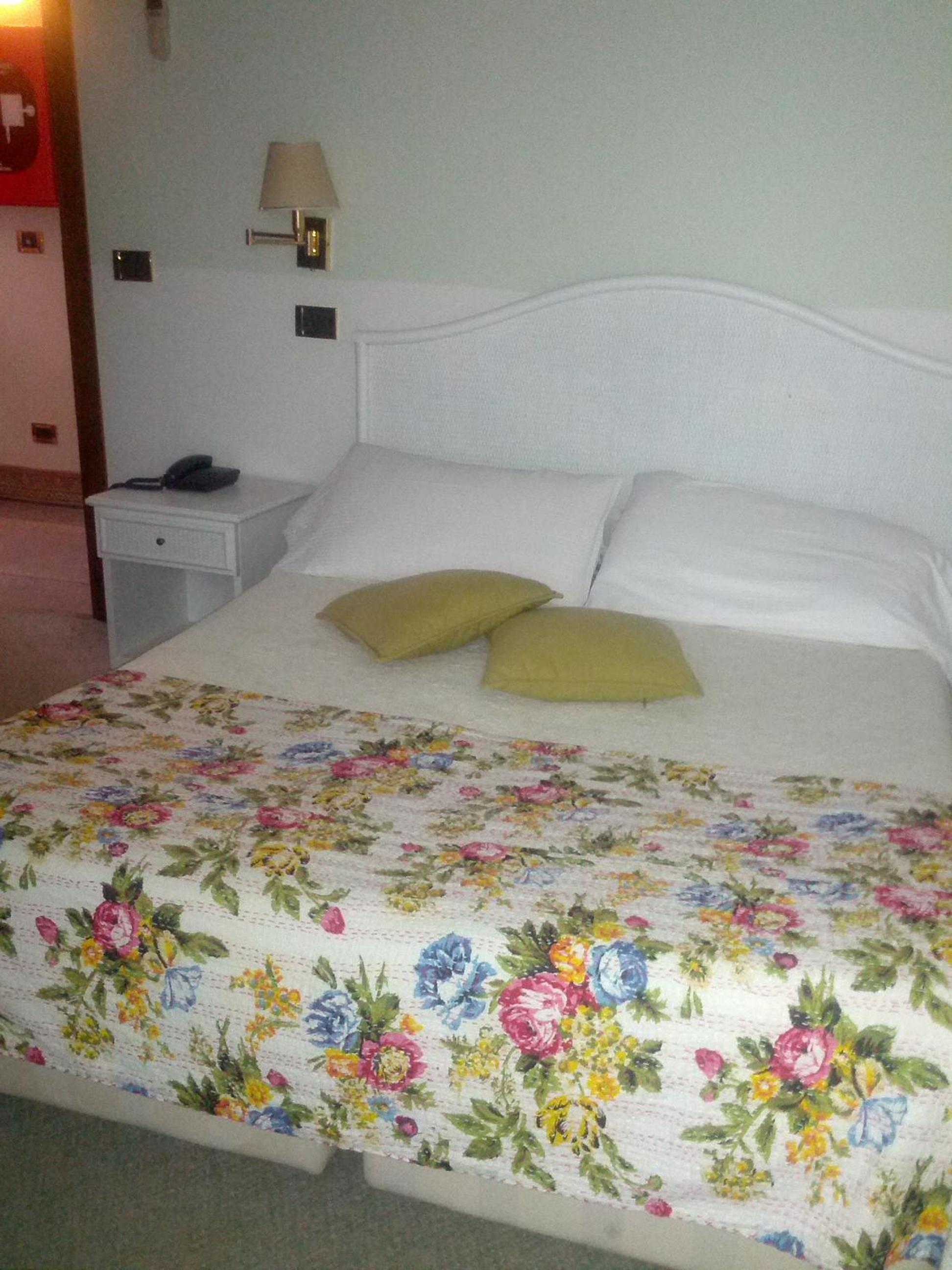 Standard Double or Twin Room - Photo 4