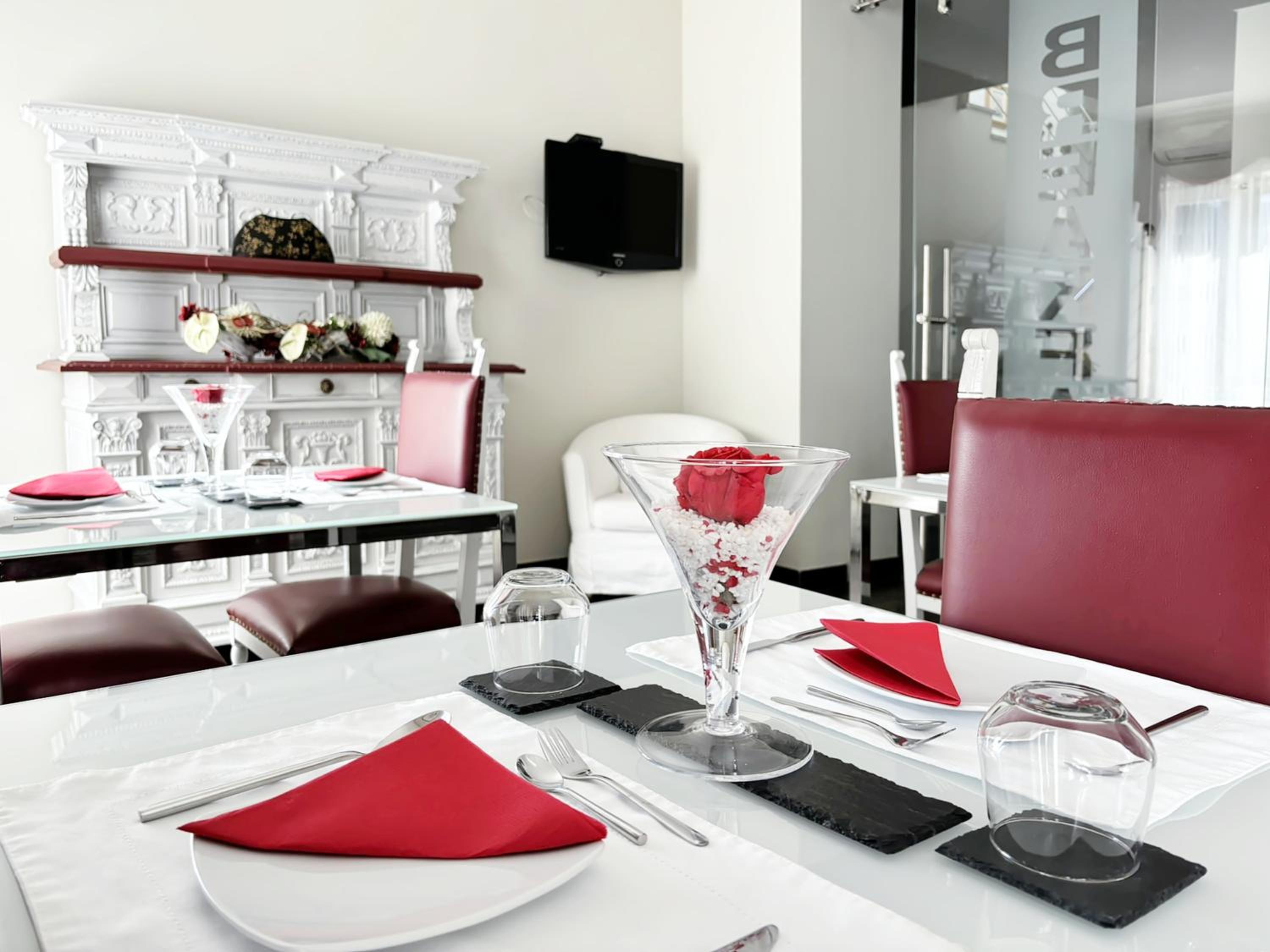 Deluxe Double Room with Balcony - Photo 11