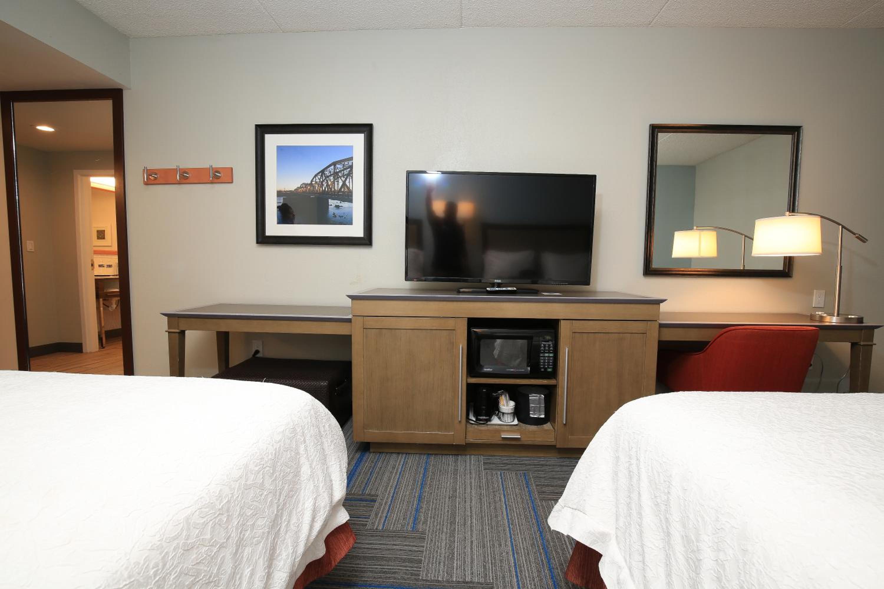 Room with Two Queen Beds - Non-Smoking - Photo 3