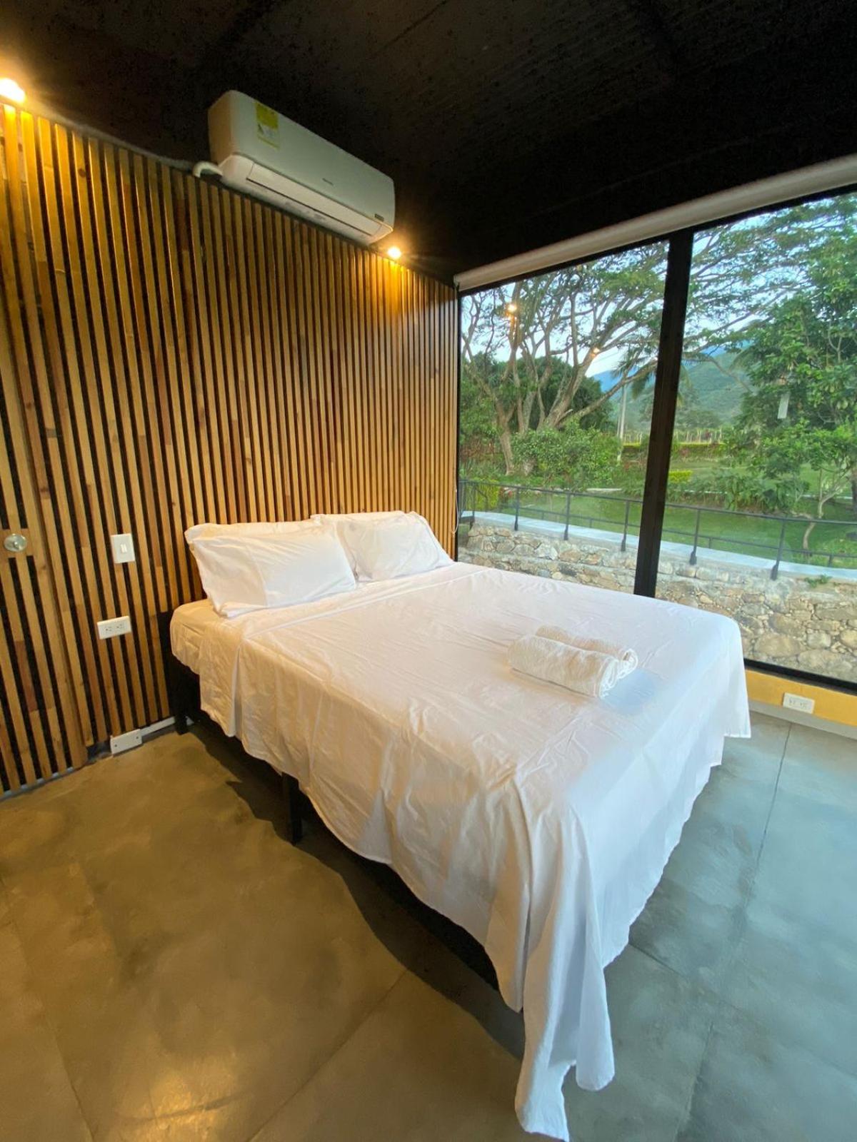 Queen Suite with Pool View photo 3