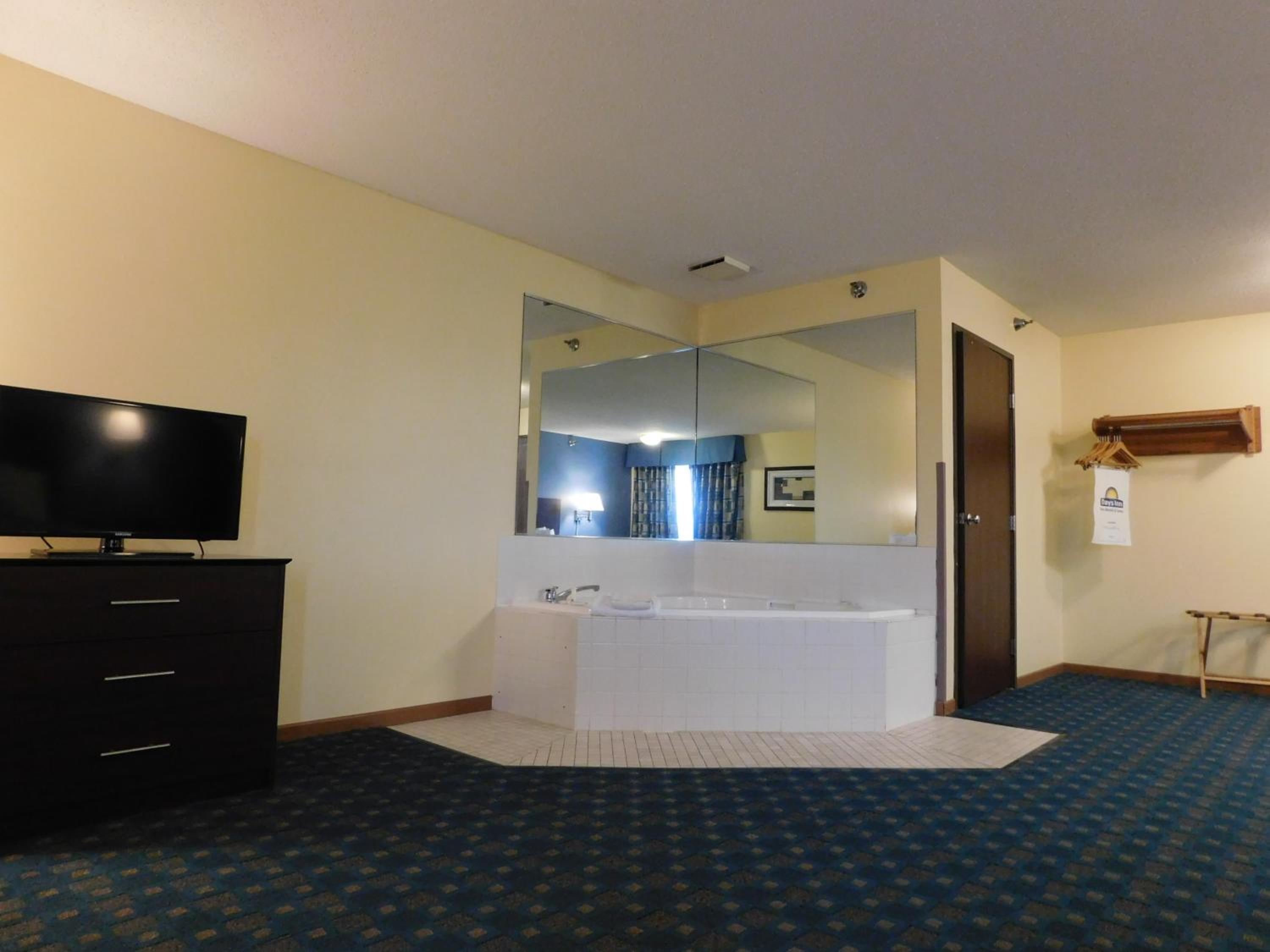 King Studio Suite - Non-Smoking - Photo 3