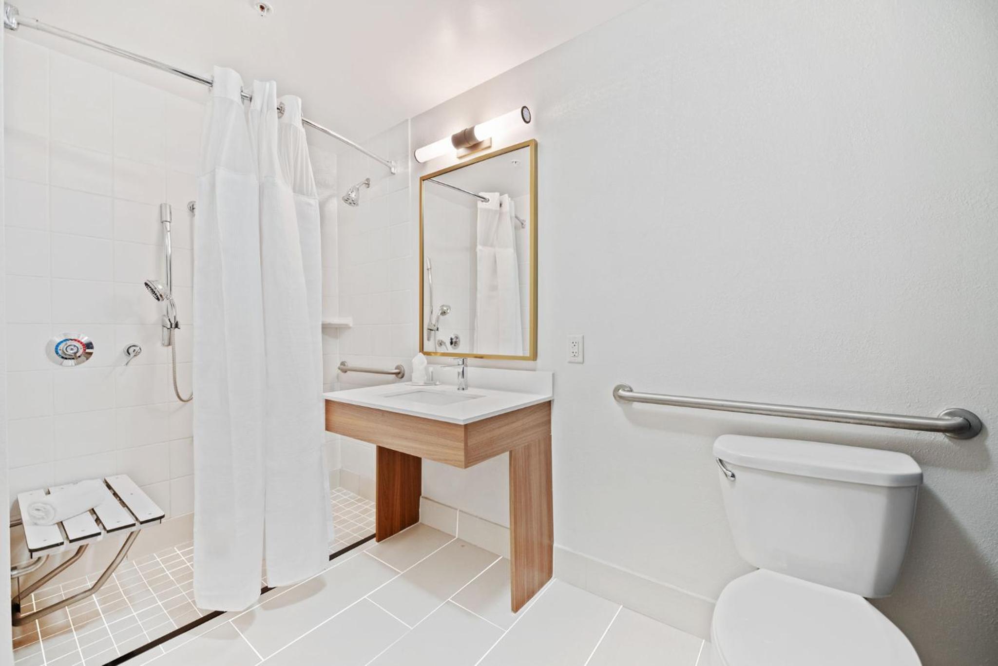 King Room with Roll-in Shower - Mobility and Hearing Accessible - Photo 2