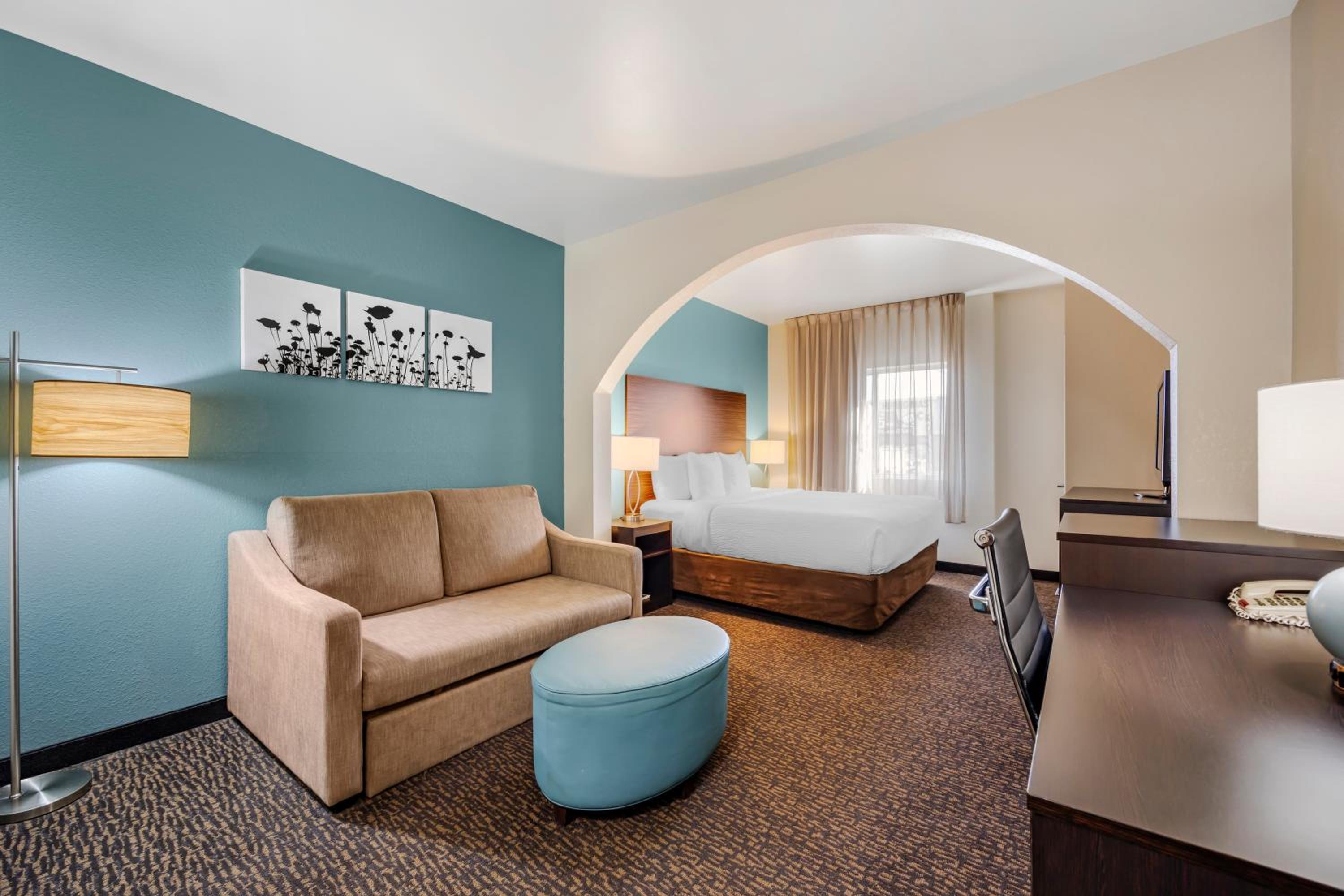 King Suite - Non-Smoking - Photo 2