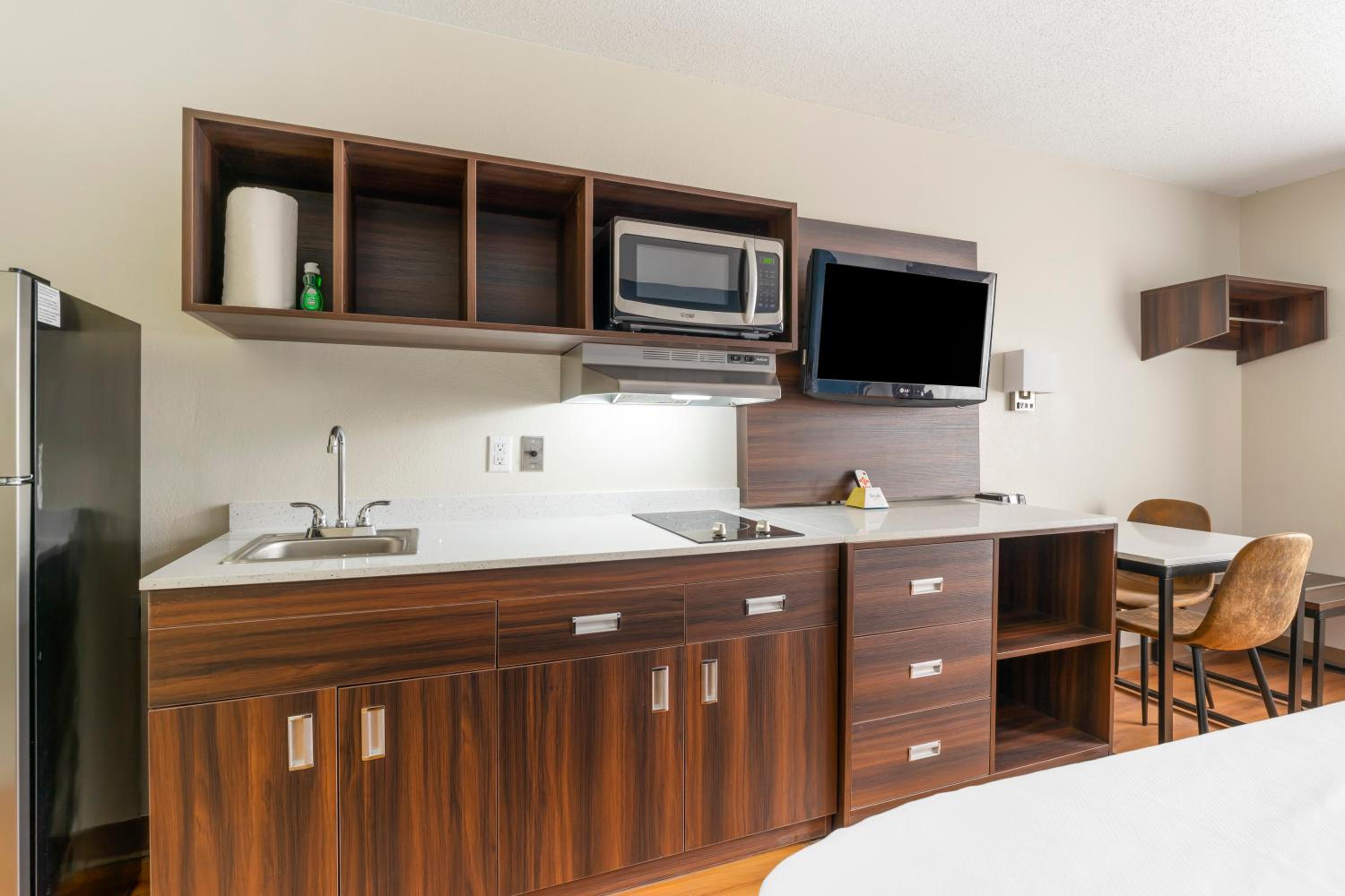 Efficiency King Room - Accessible/Non Smoking - Photo 2
