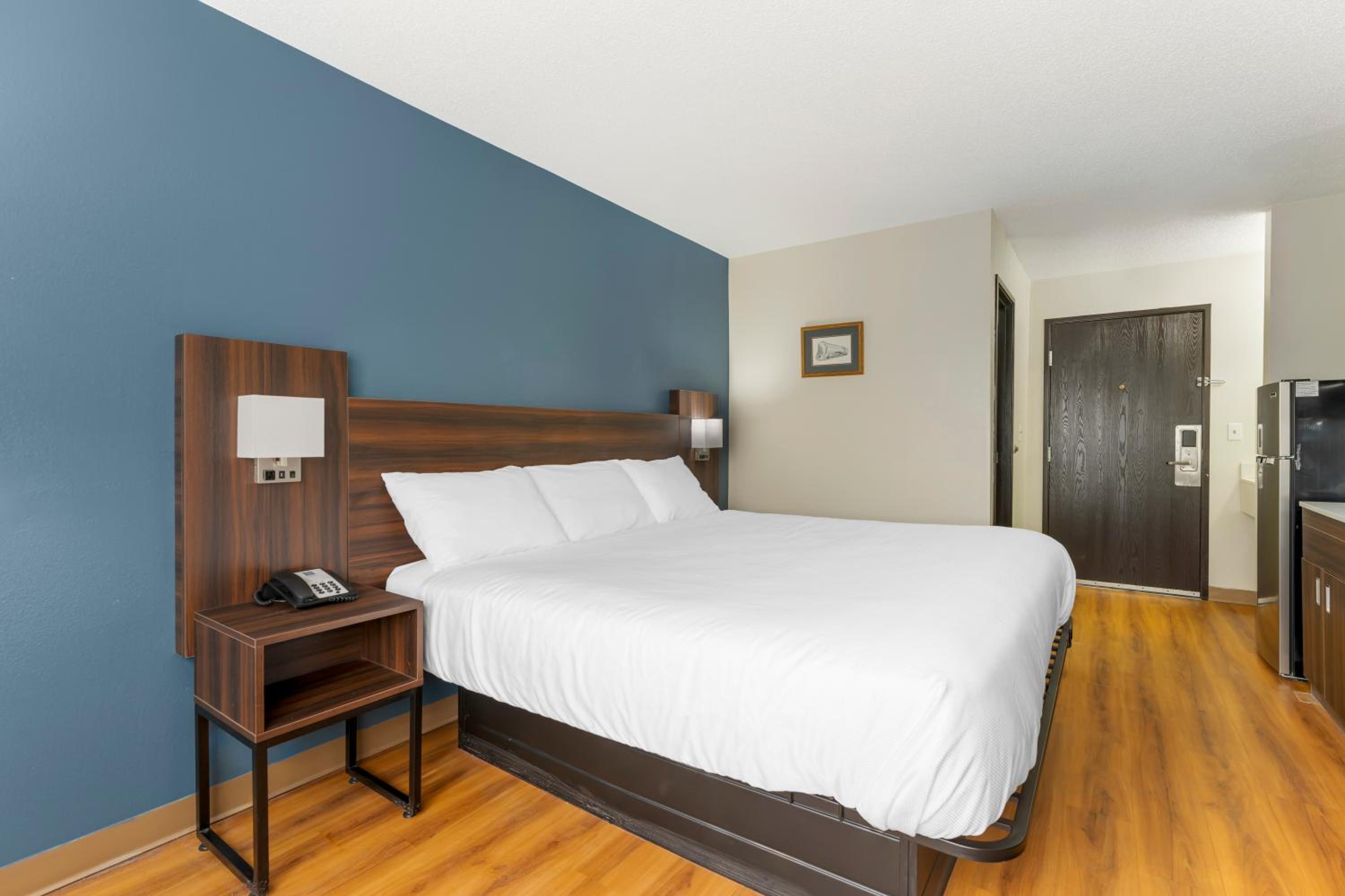 Efficiency King Room - Accessible/Non Smoking - Photo 3