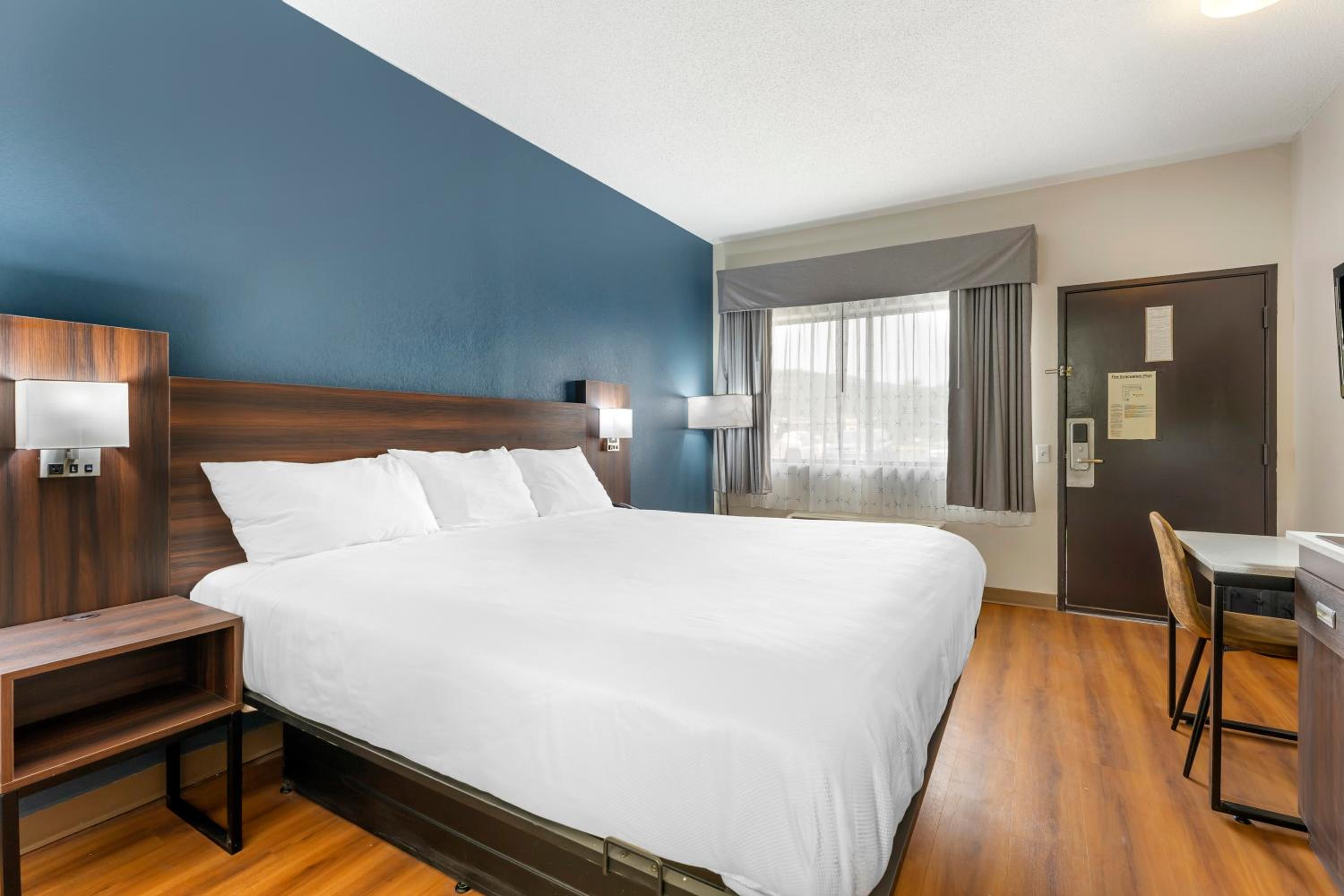 Efficiency King Room - Accessible/Non Smoking - Photo 4