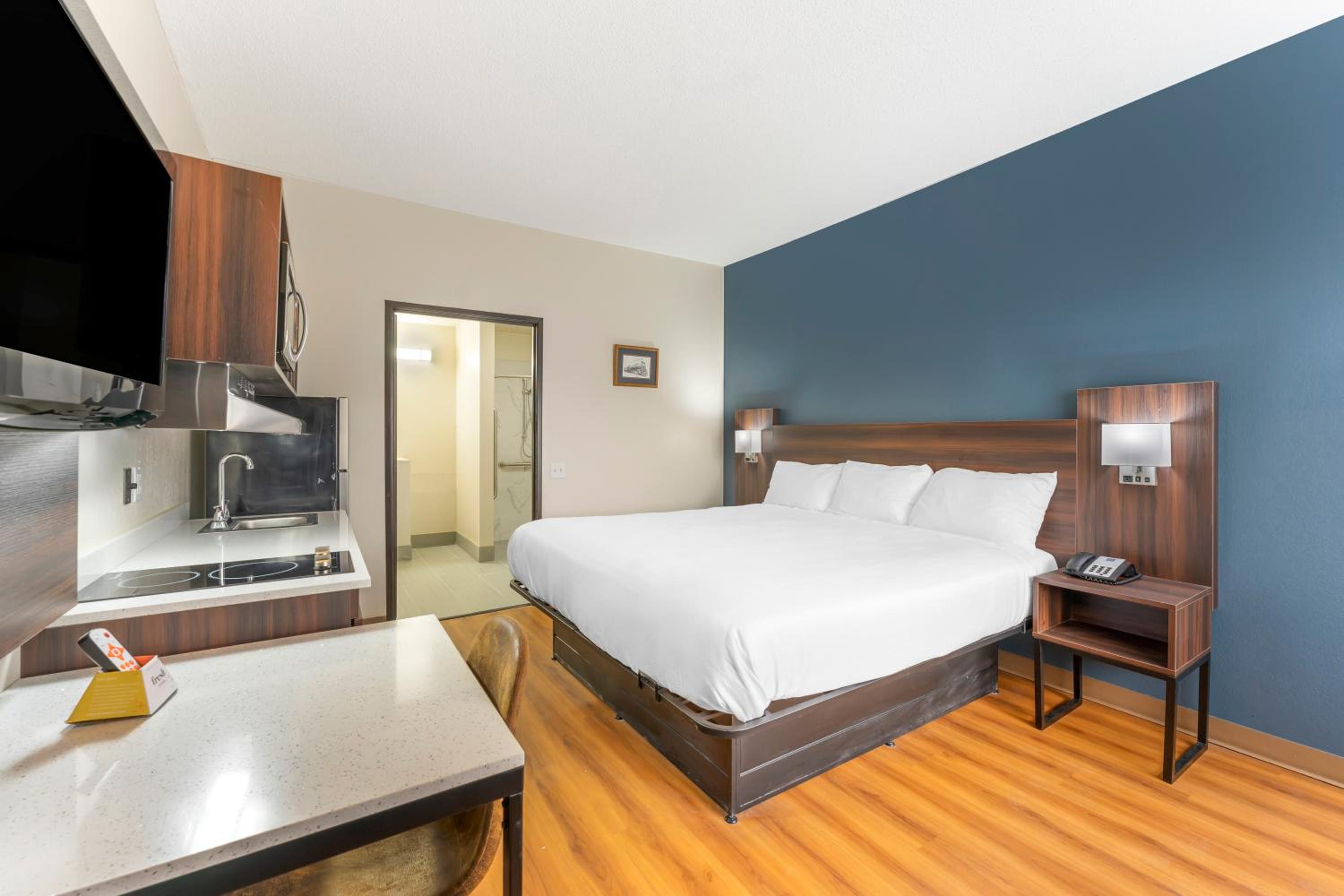 Efficiency King Room - Accessible/Non Smoking - Photo 5
