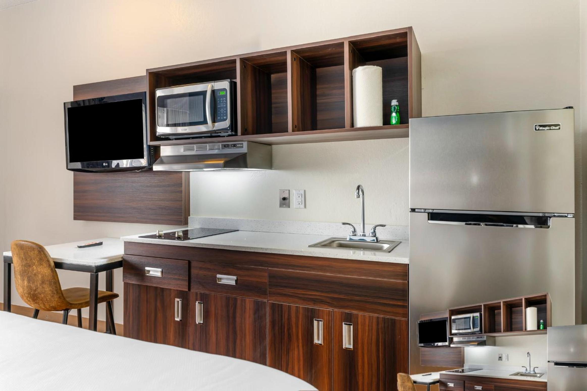 Efficiency King Room - Accessible/Non Smoking - Photo 6