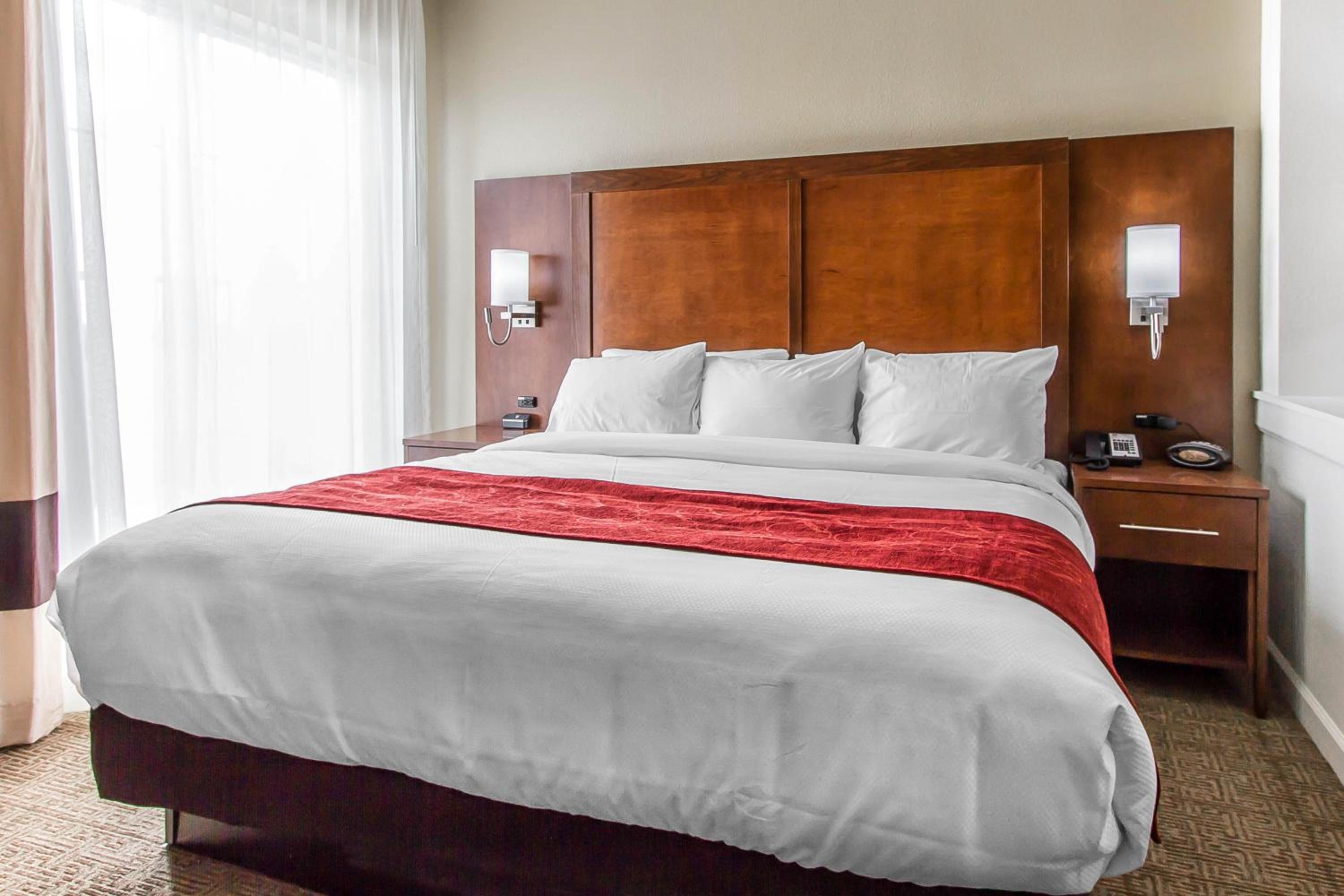 King Suite with Shower - Non-Smoking