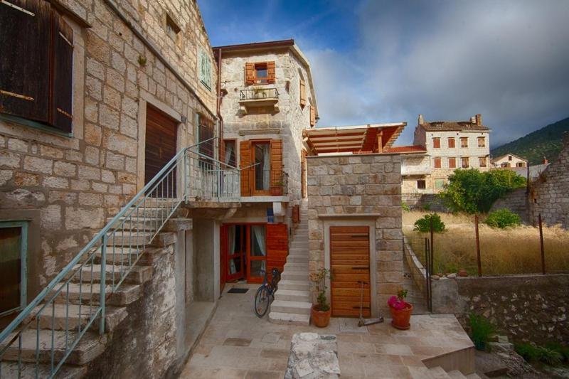 Villa - Beach Front - Photo 3