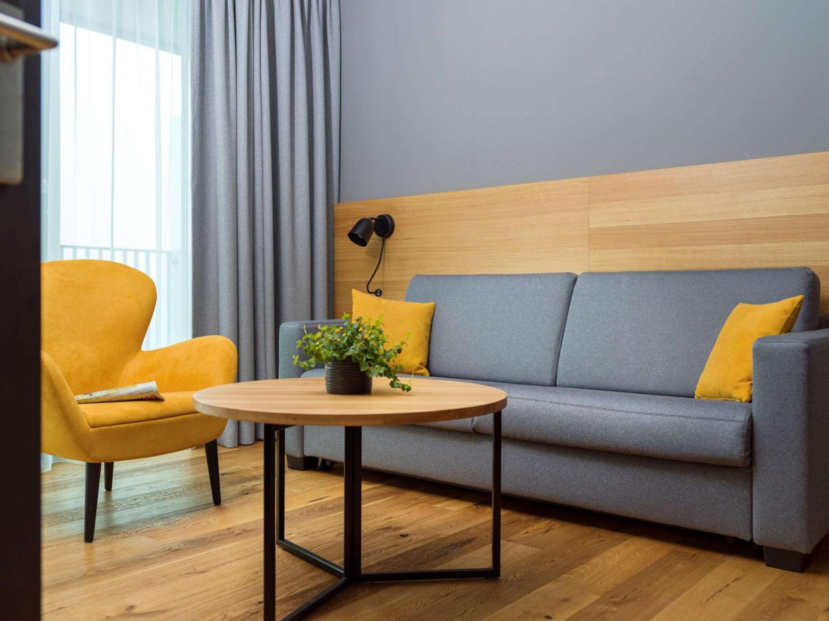 Business Twin Room with Sofa Bed and Balcony - Photo 3