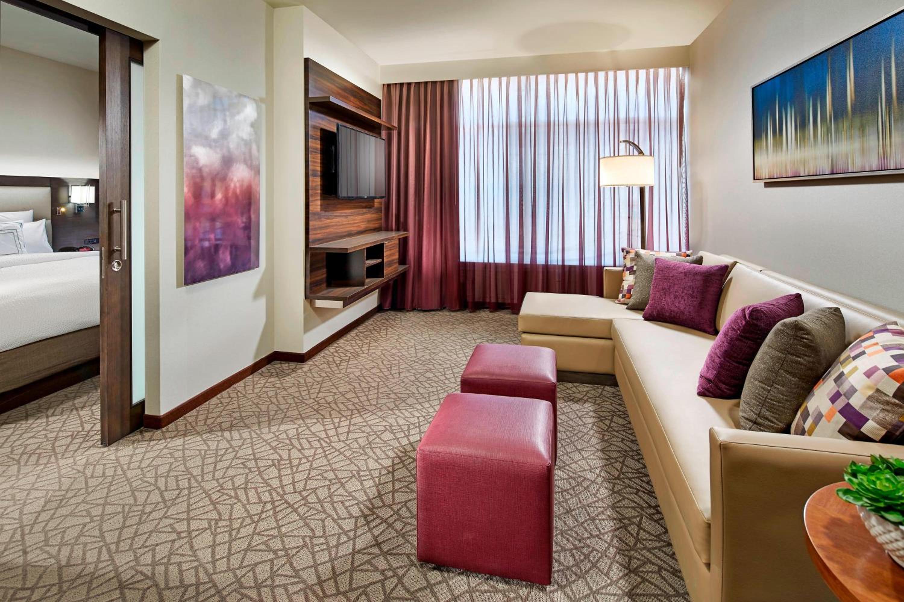 One-Bedroom Deluxe King Suite with Sofa Bed - Hearing Accessible - Photo 2