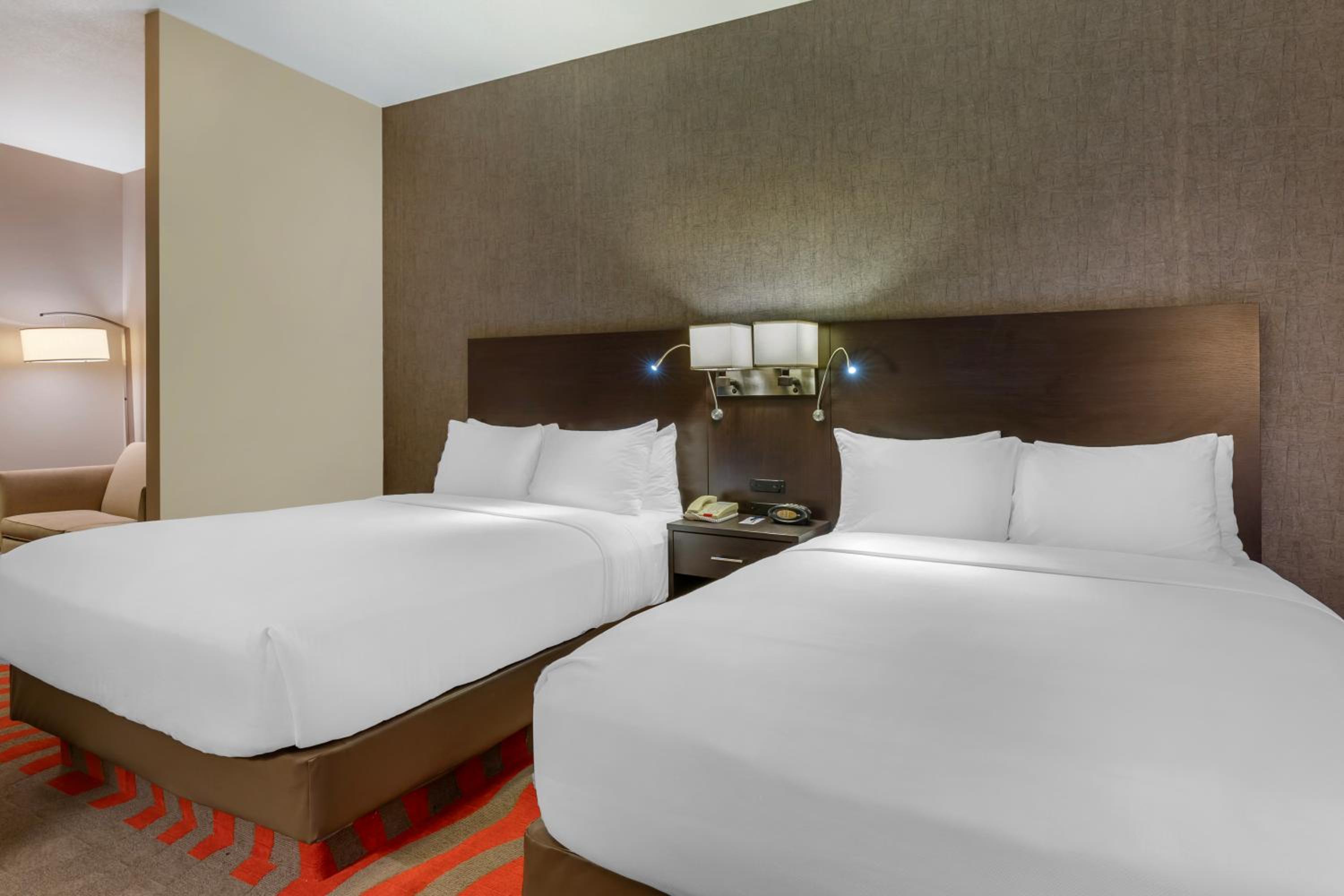 Queen Suite with Sofabed and Hot Tub