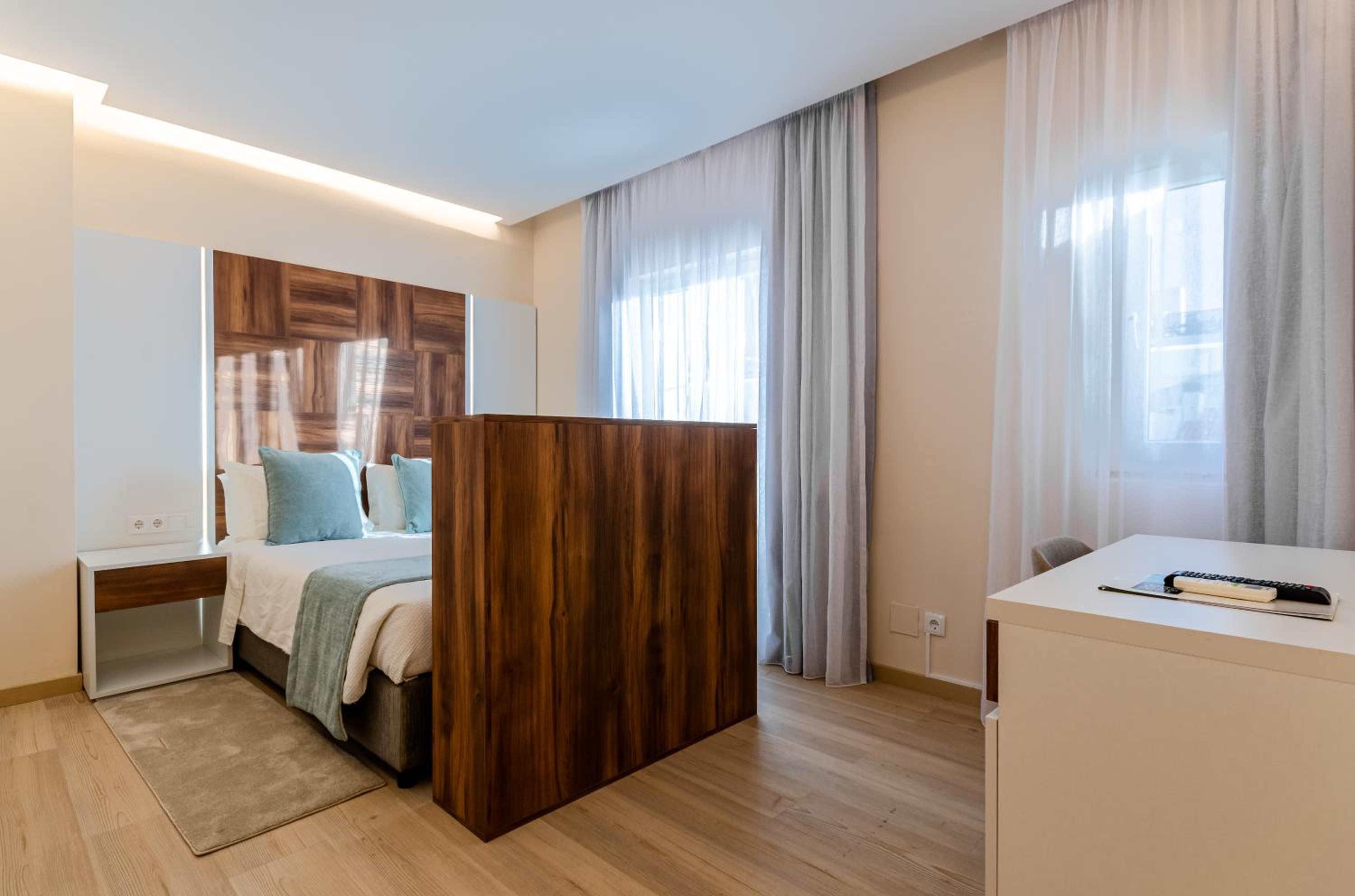 Superior Double Room thumbnail 6