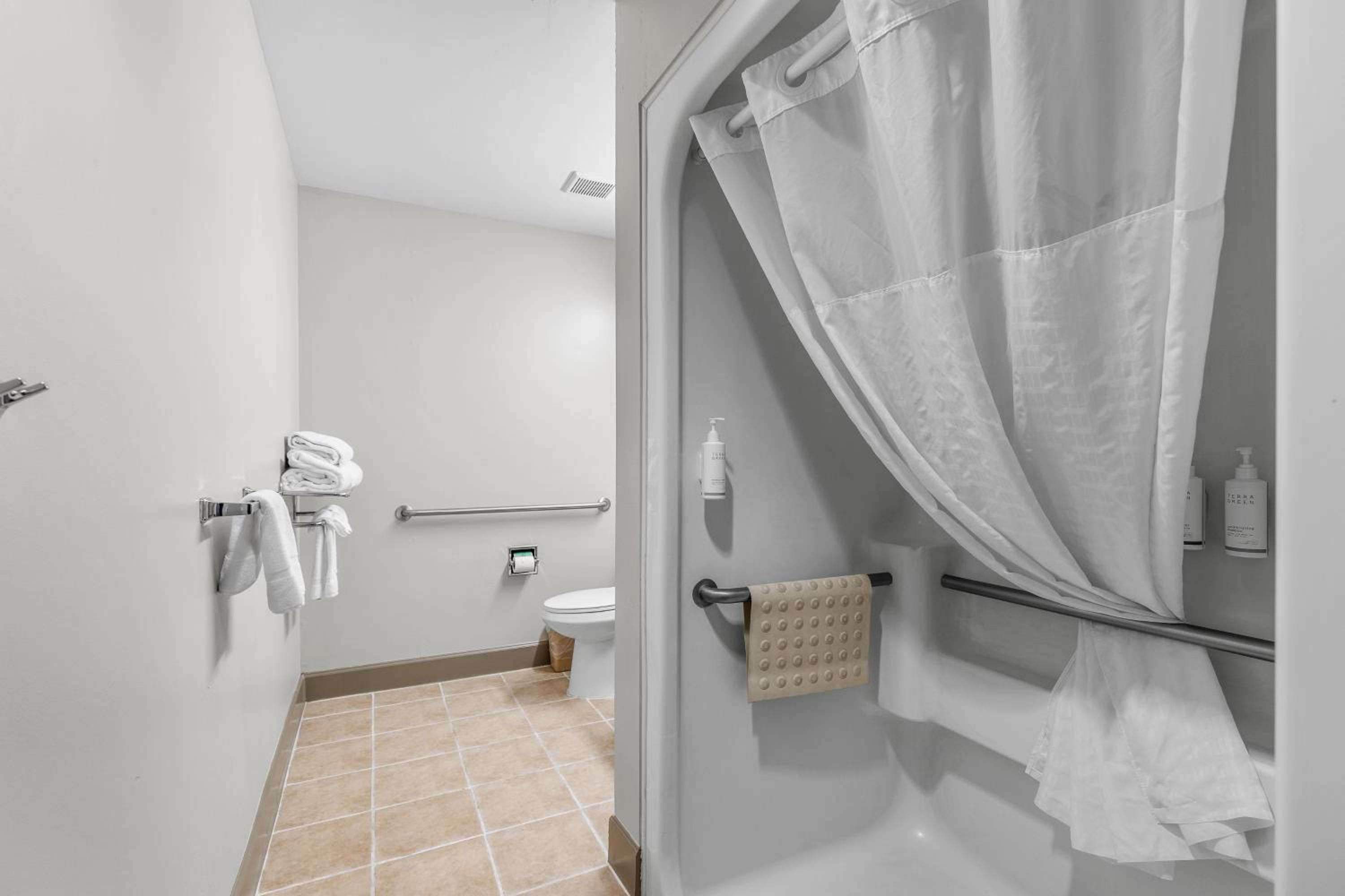 Queen Room with Two Queen Beds - Mobility Access/Non-Smoking - Photo 5