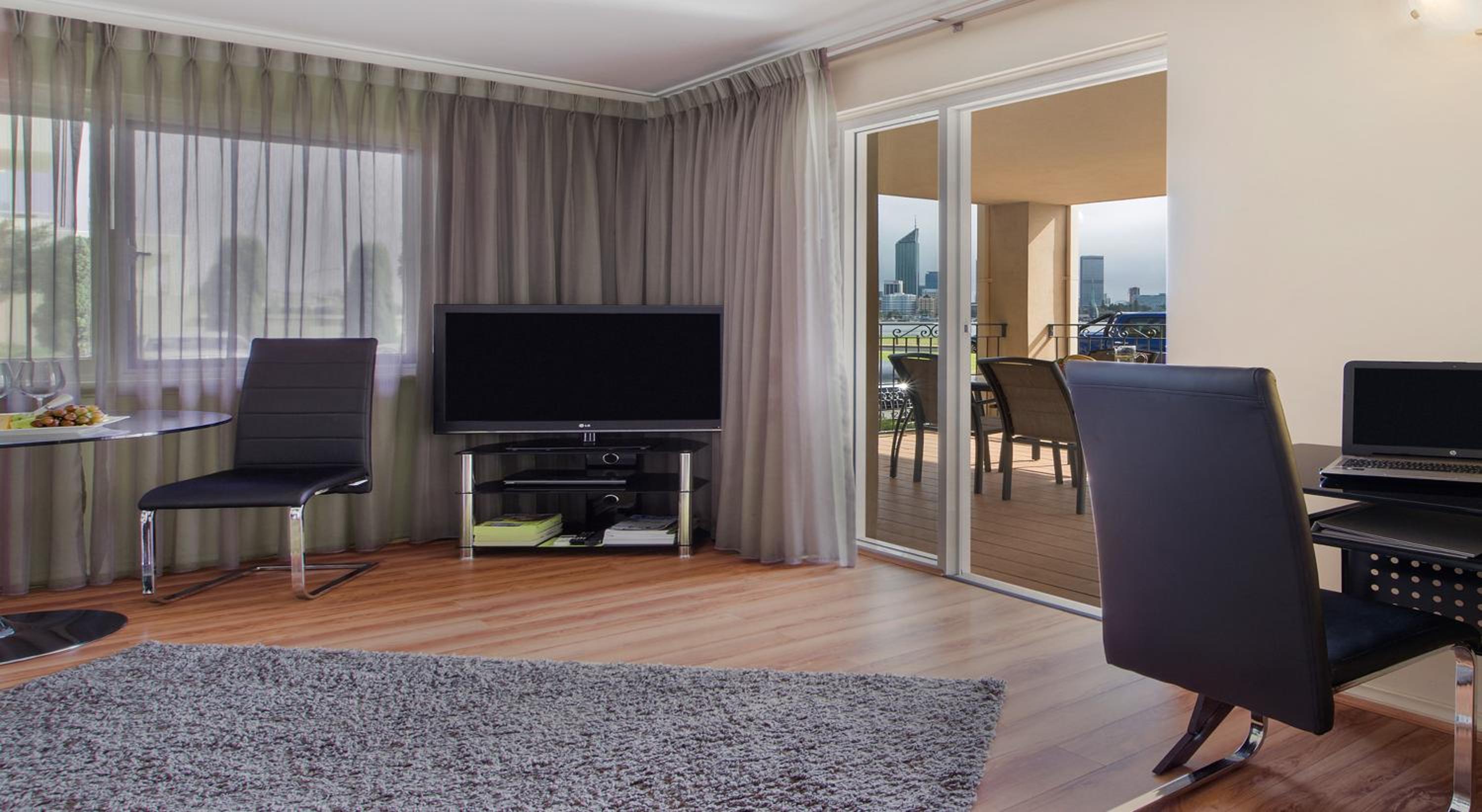 One-Bedroom Esplanade Suite with River View thumbnail 5