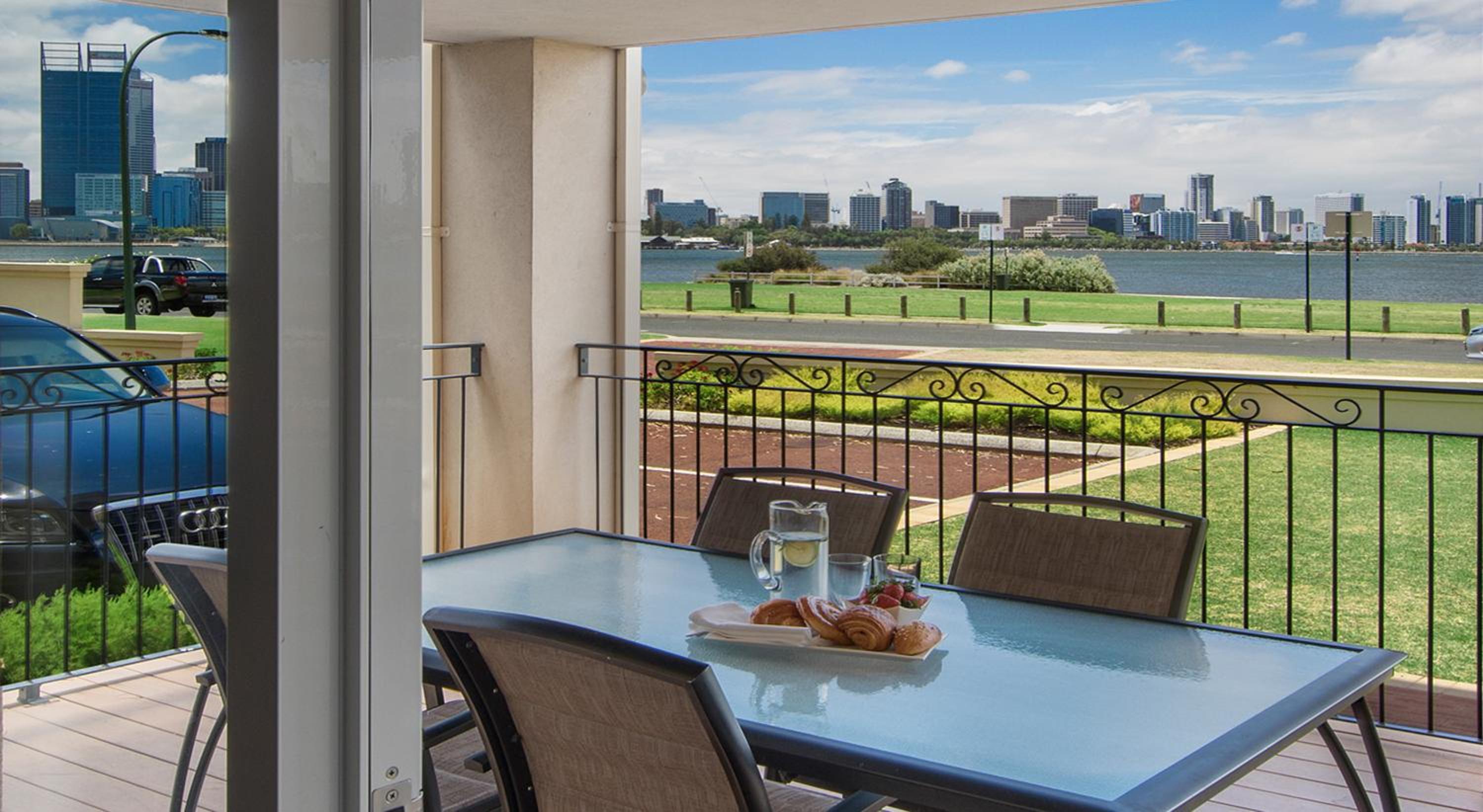 One-Bedroom Esplanade Suite with River View thumbnail 6