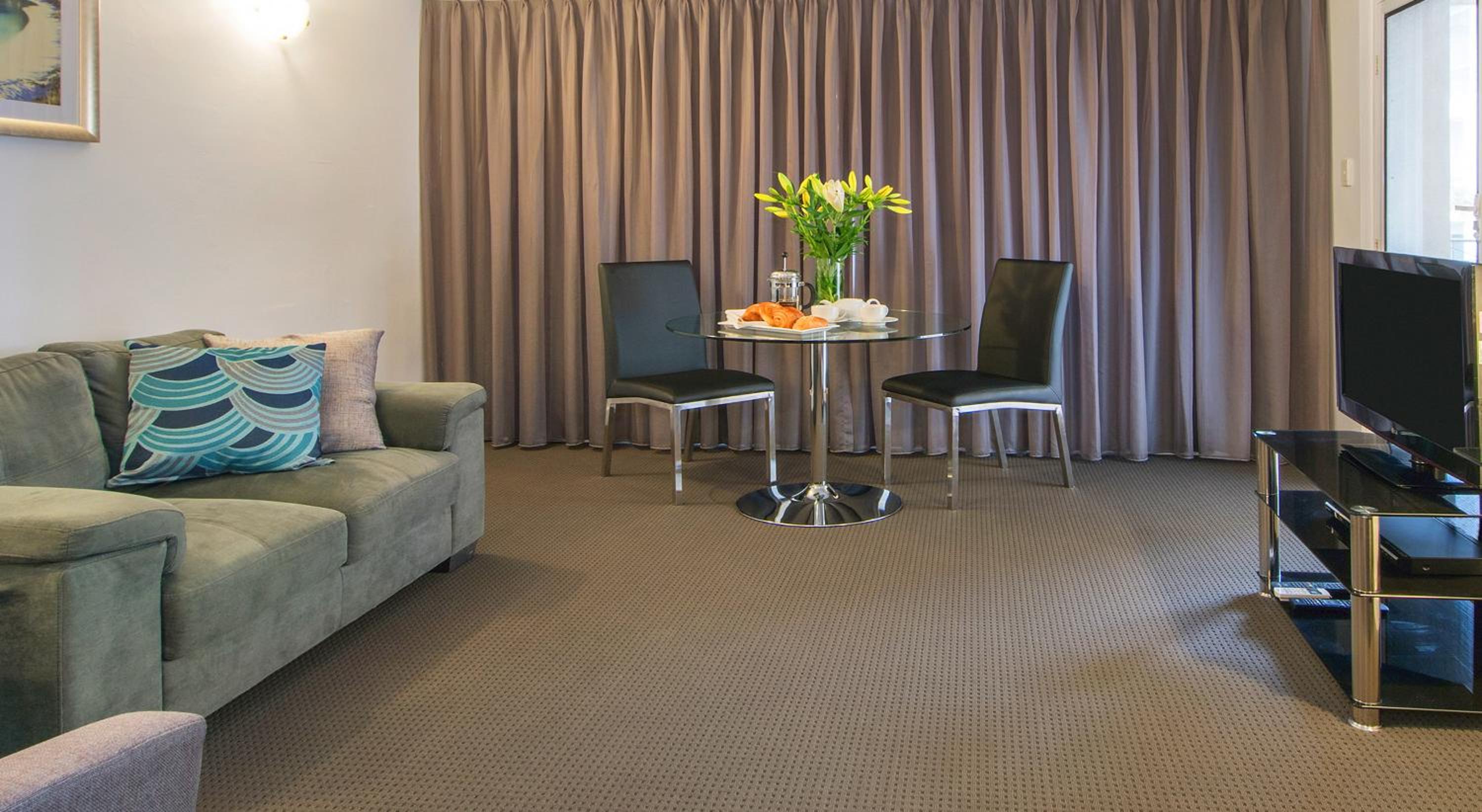 One-Bedroom Suite With Balcony thumbnail 6
