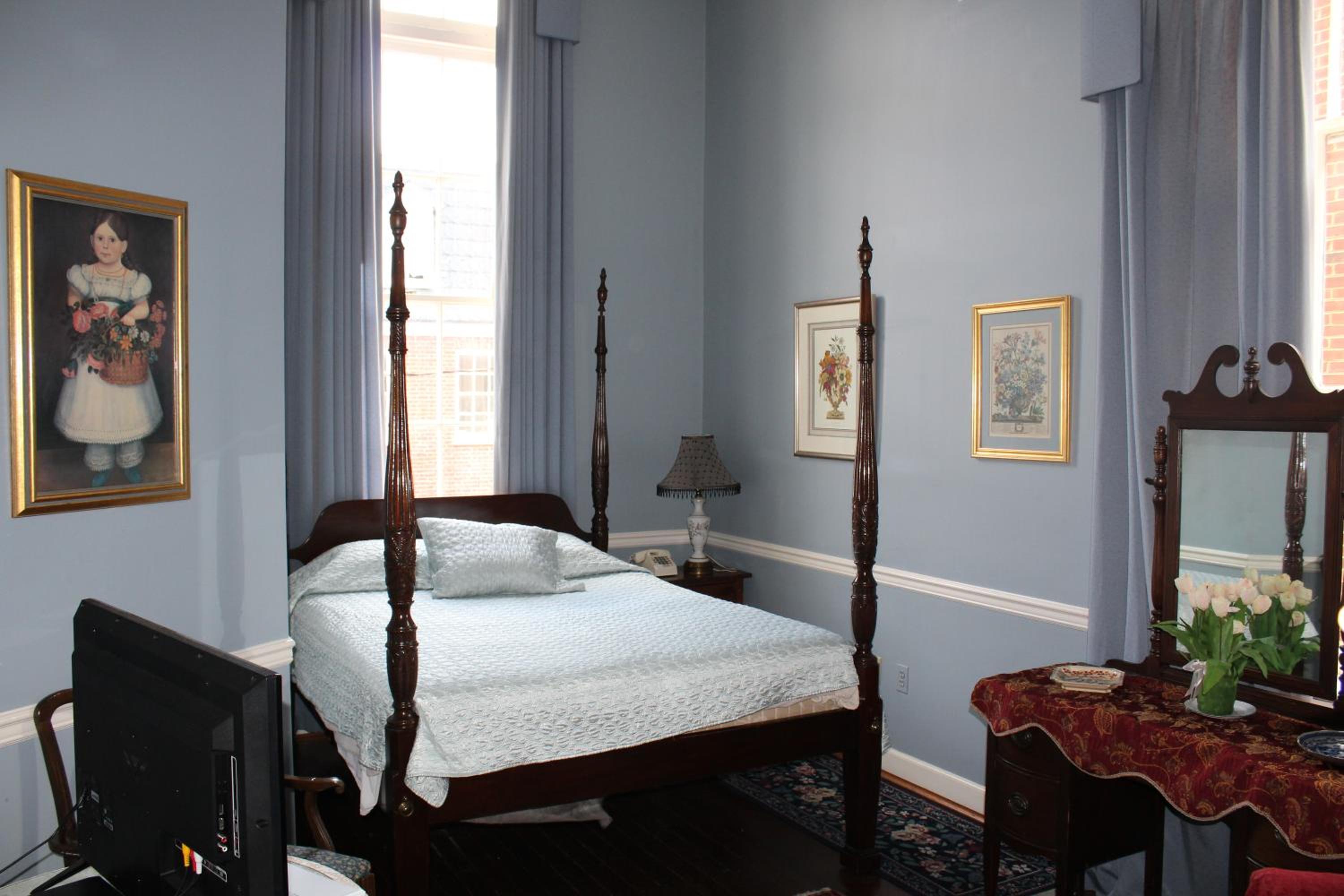 Queen Room photo 2