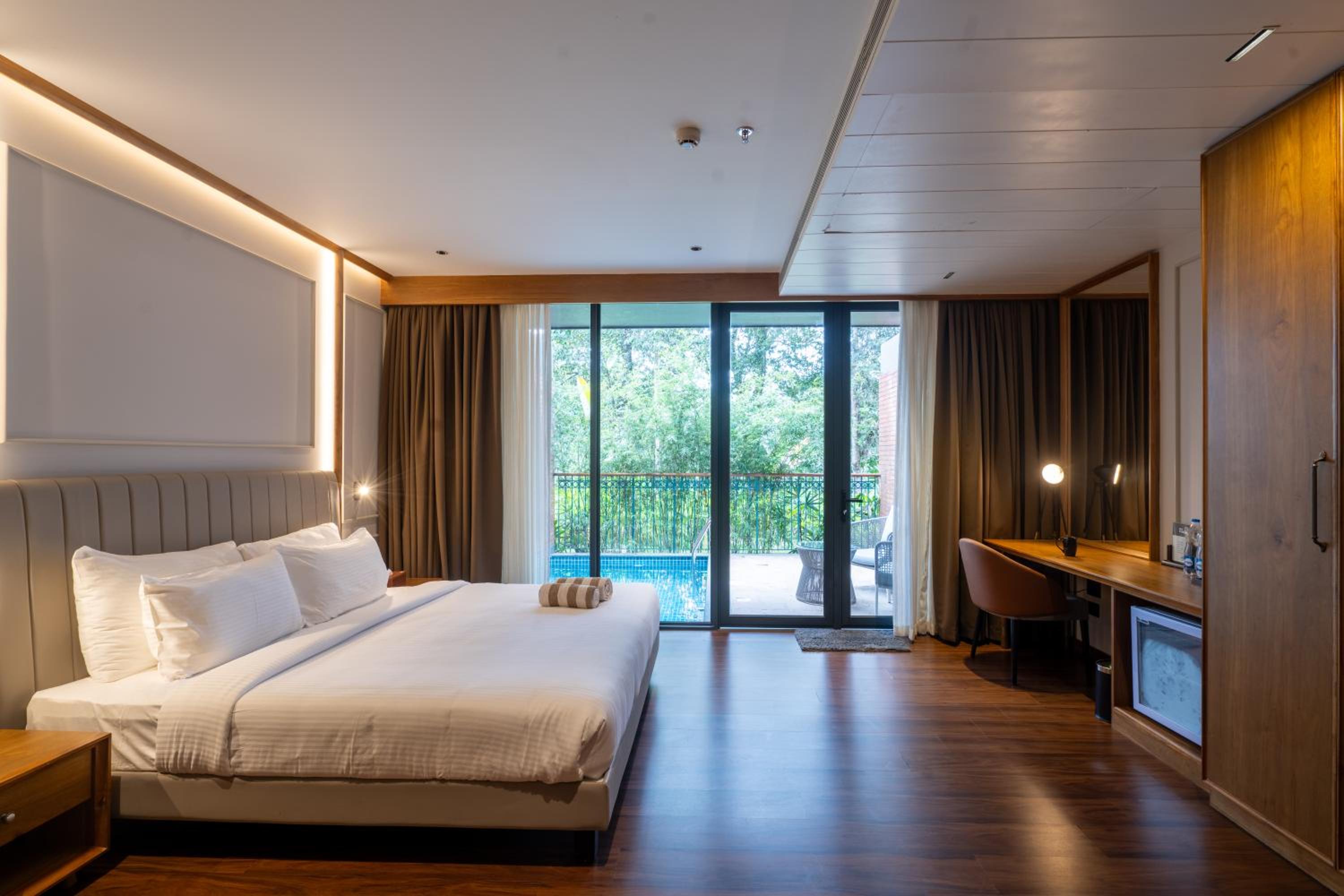 Luxury Suite with Private Pool - Photo 7