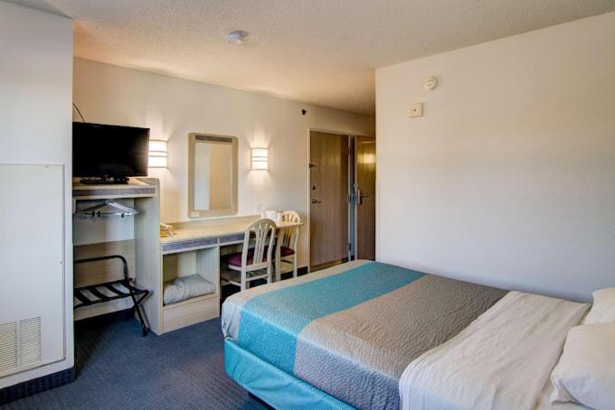 Queen Room - Non Smoking - Photo 2