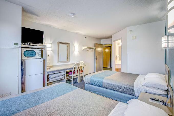 Double Room with Two Double Beds - Non-Smoking photo 1
