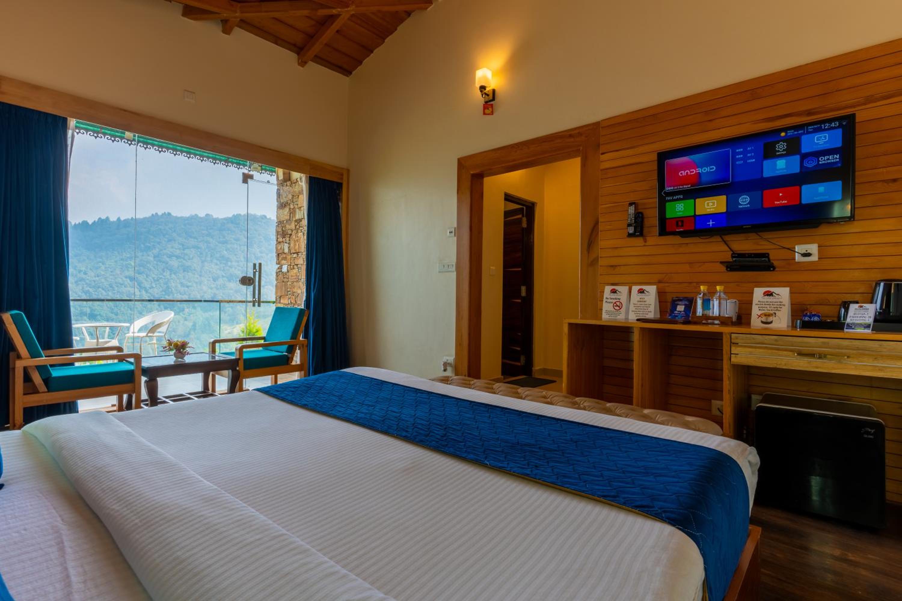 Double Room with Lake View - Photo 6