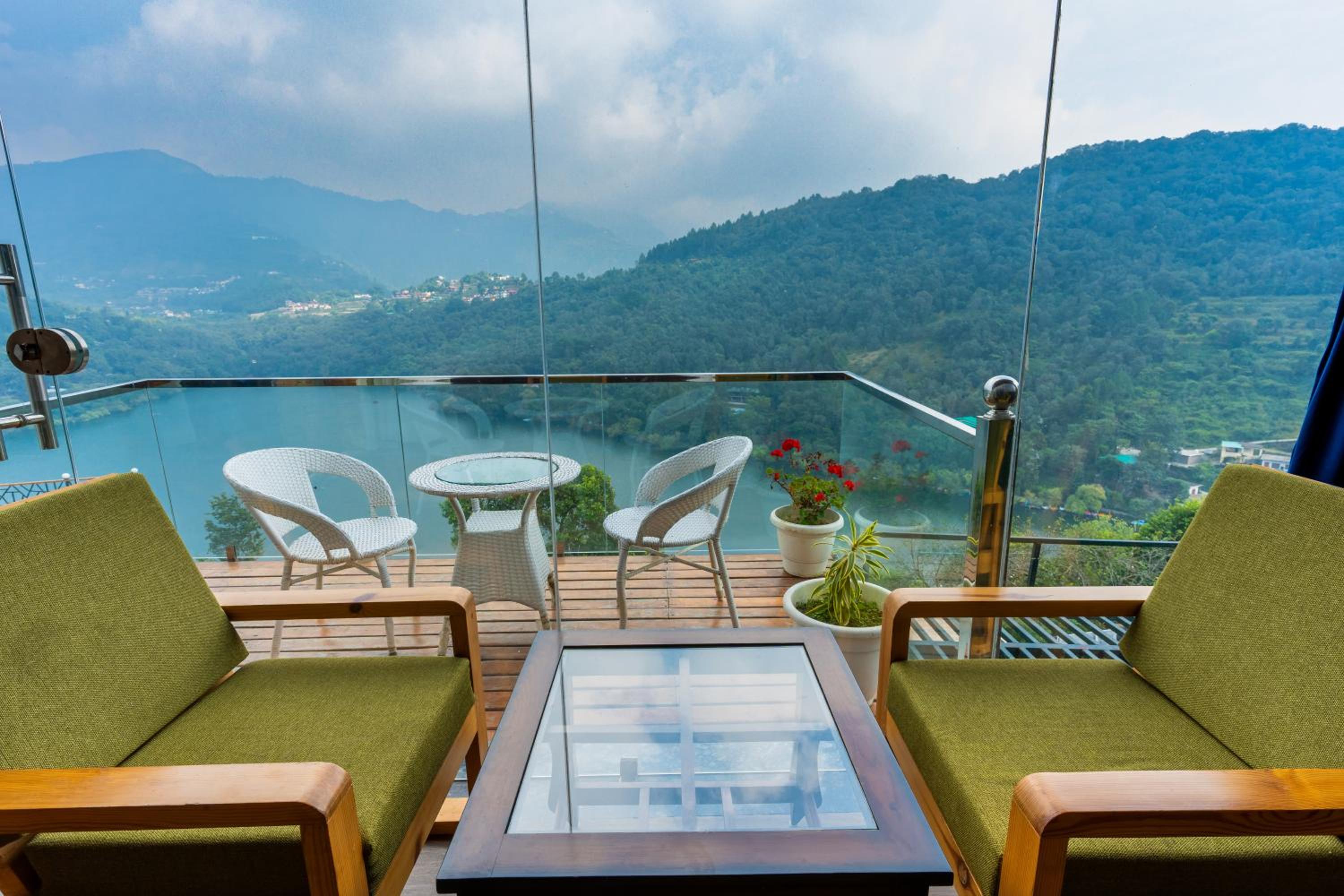 Double Room with Lake View - Photo 10