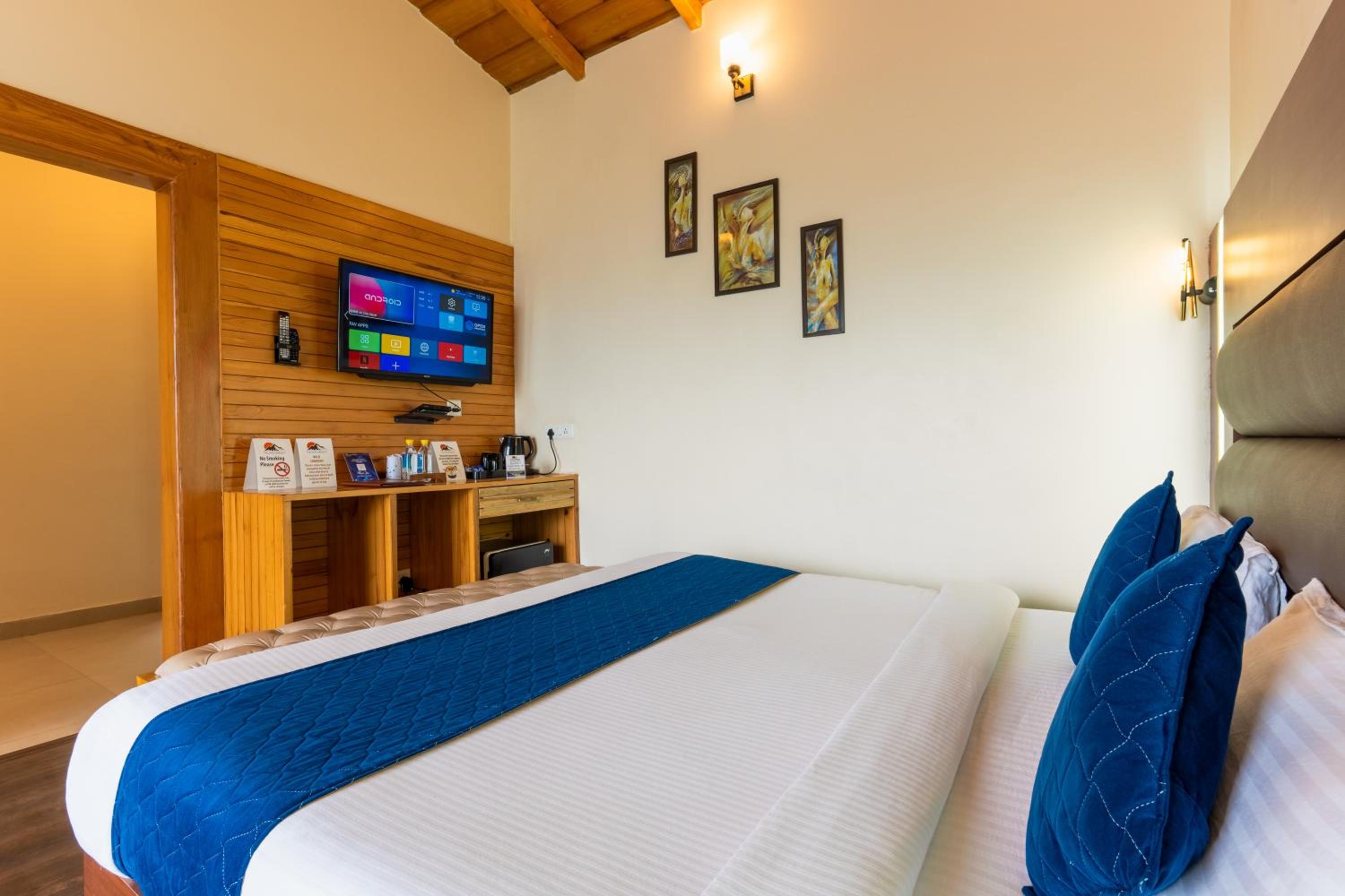 Double Room with Lake View - Photo 13