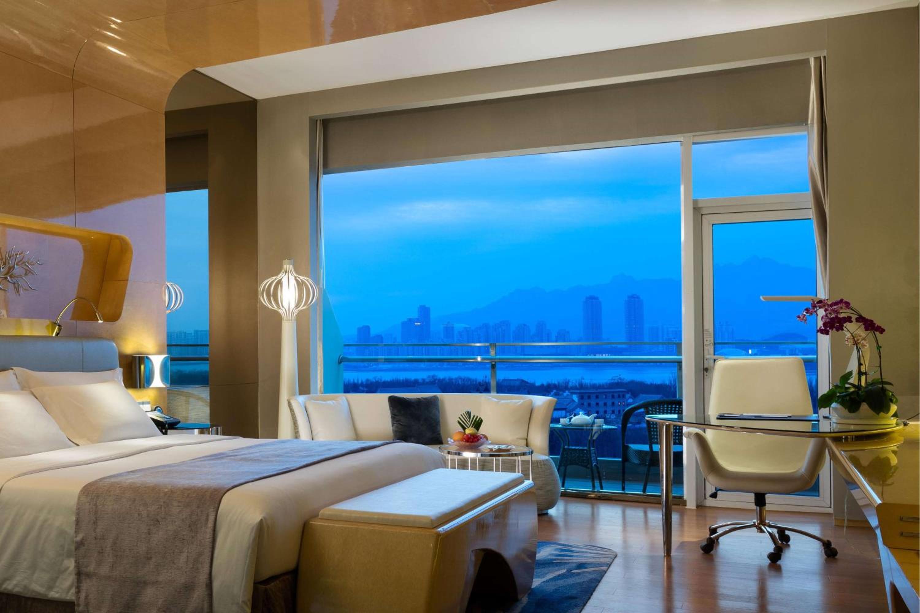 Deluxe King Room with Bay View