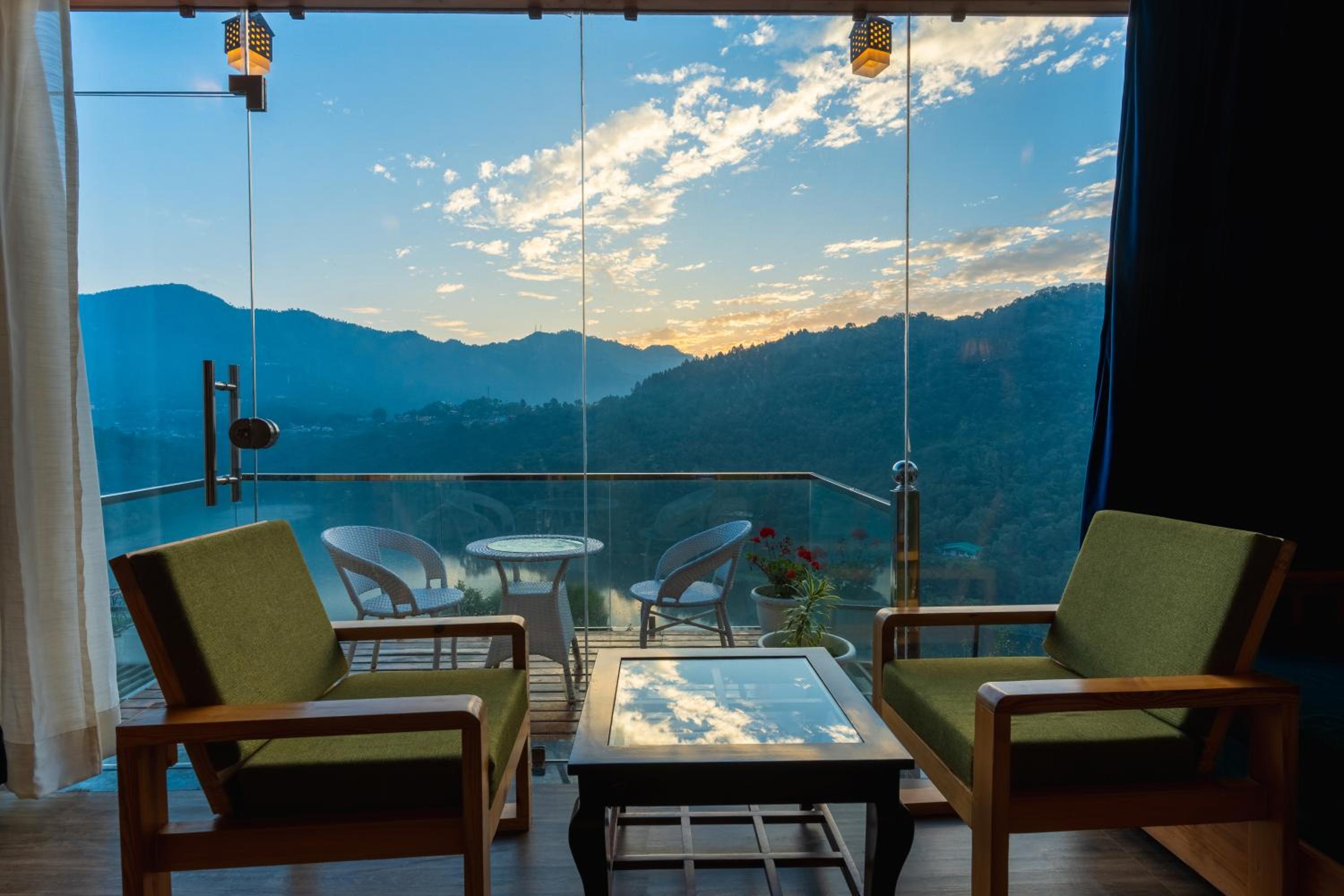 Family Room with Lake View photo 2