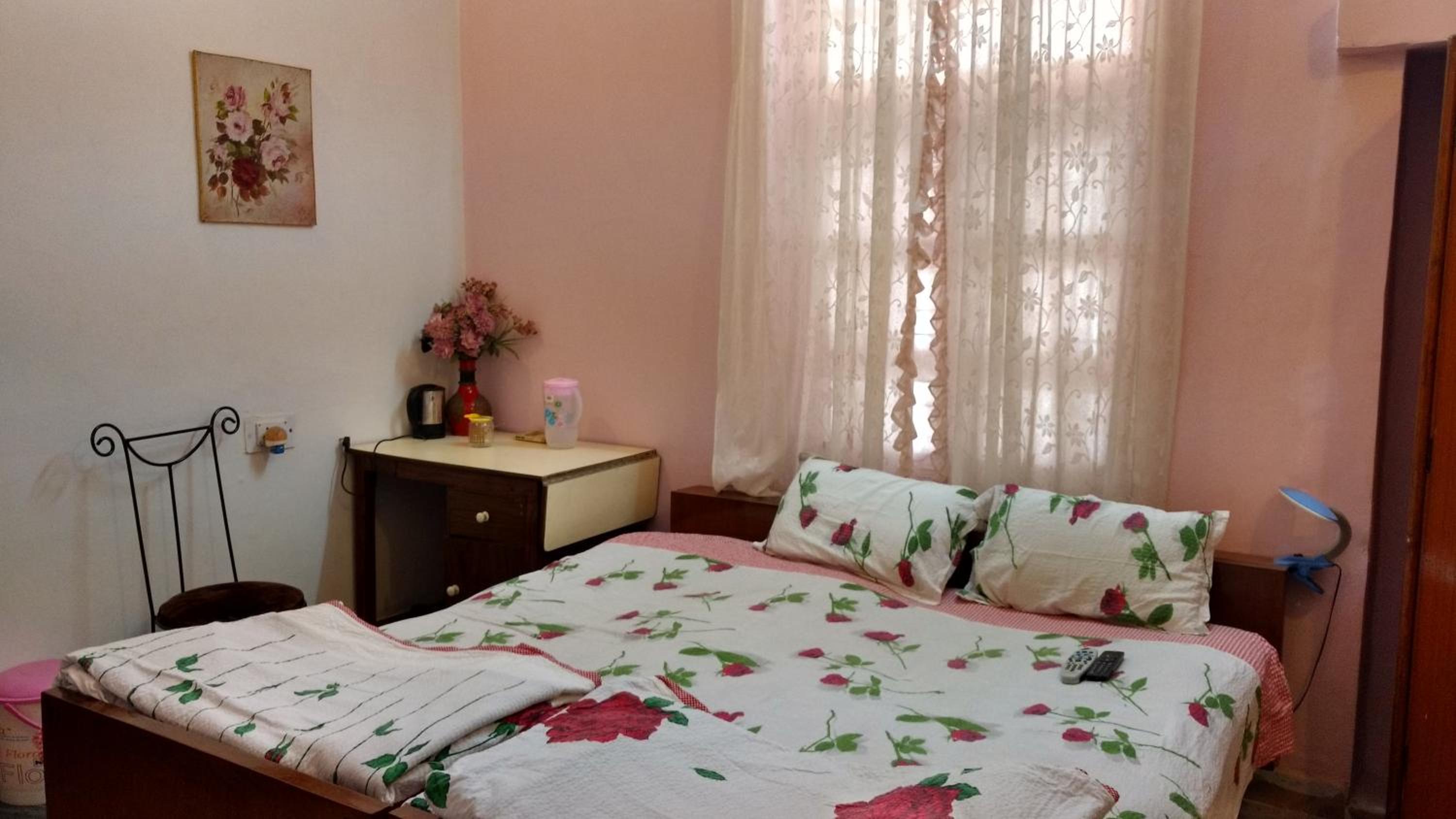 Standard Double Room (Pink) - Photo 11