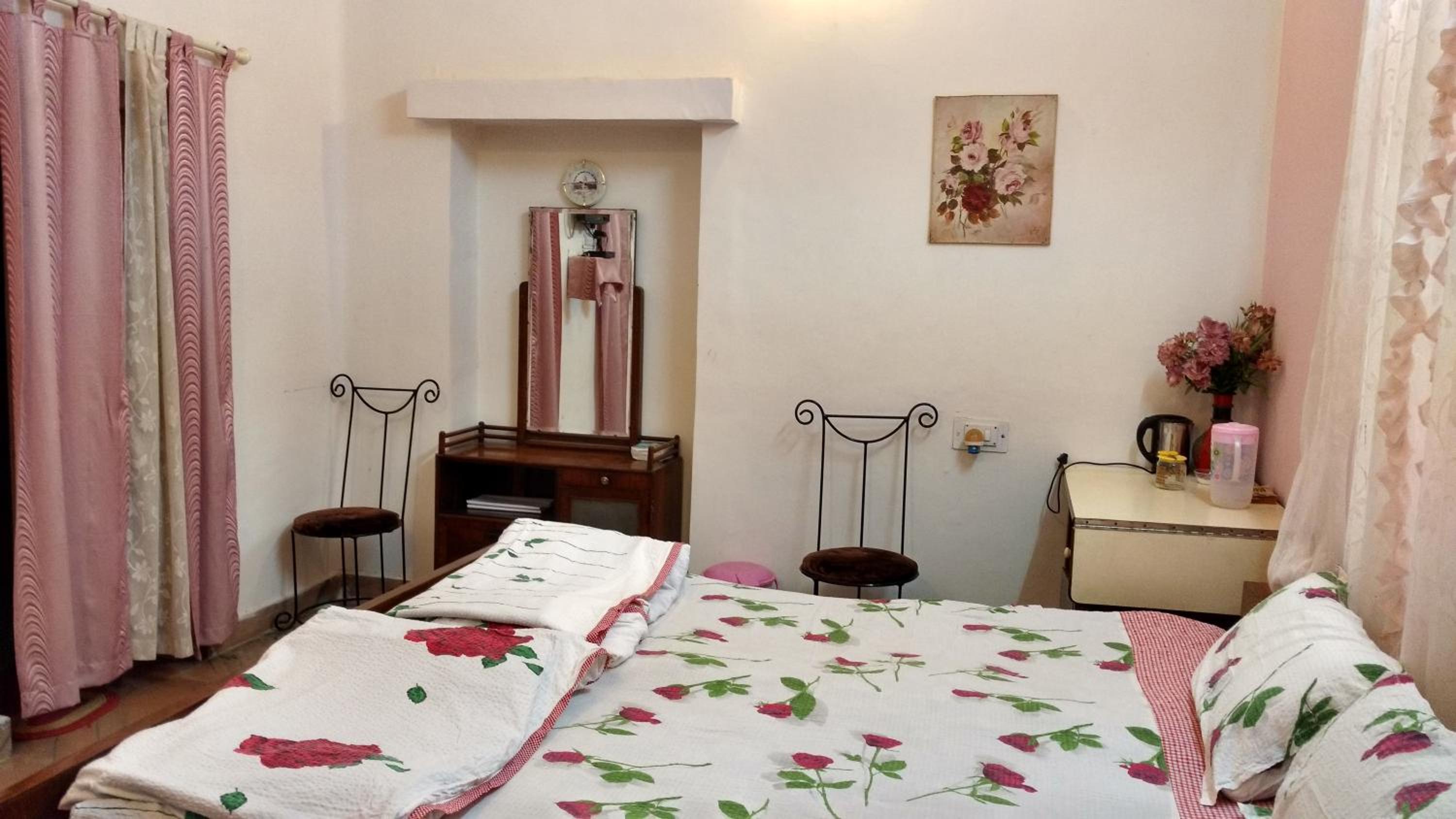 Standard Double Room (Pink) - Photo 12