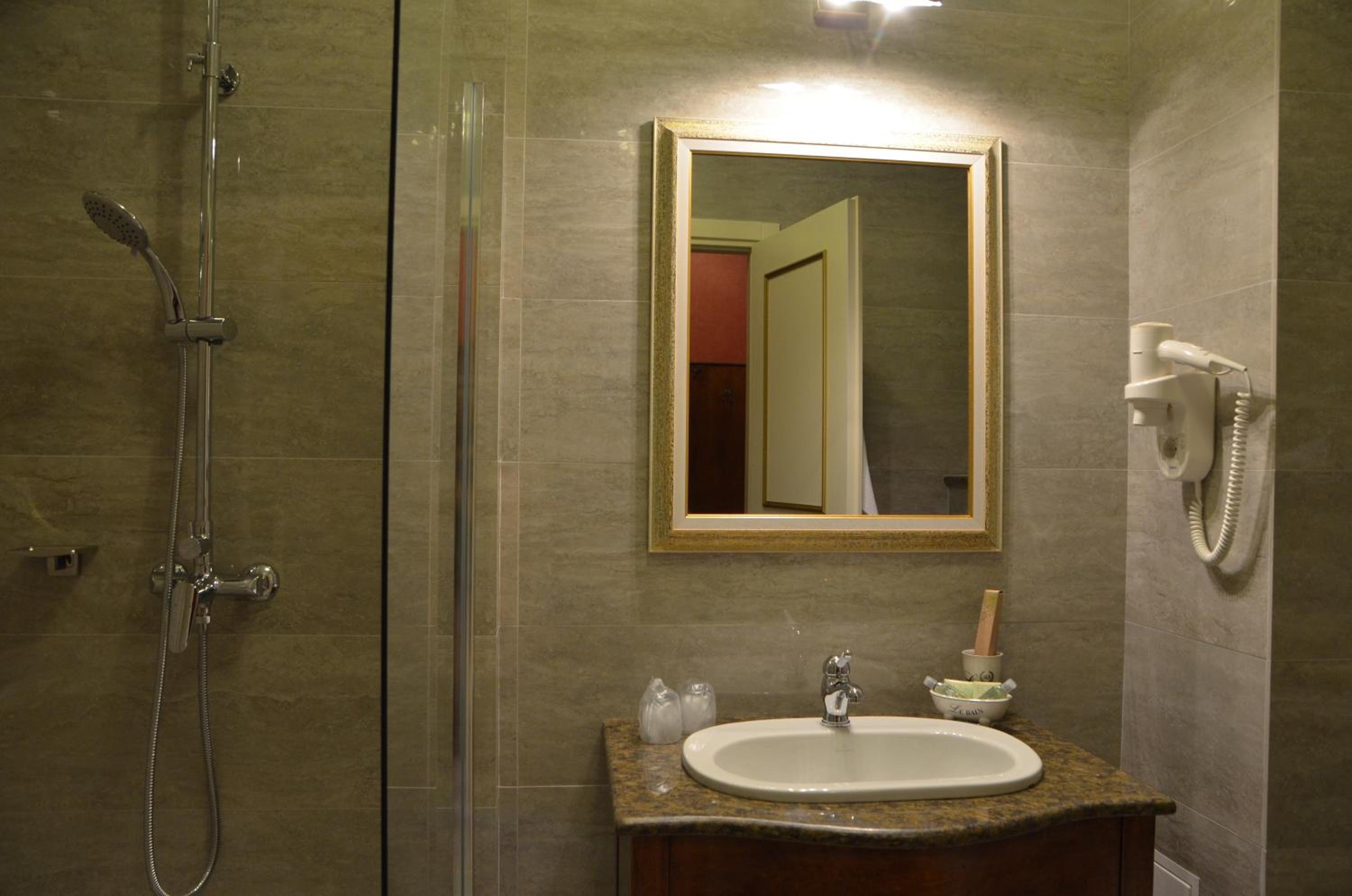Double Room with Balcony - Photo 2