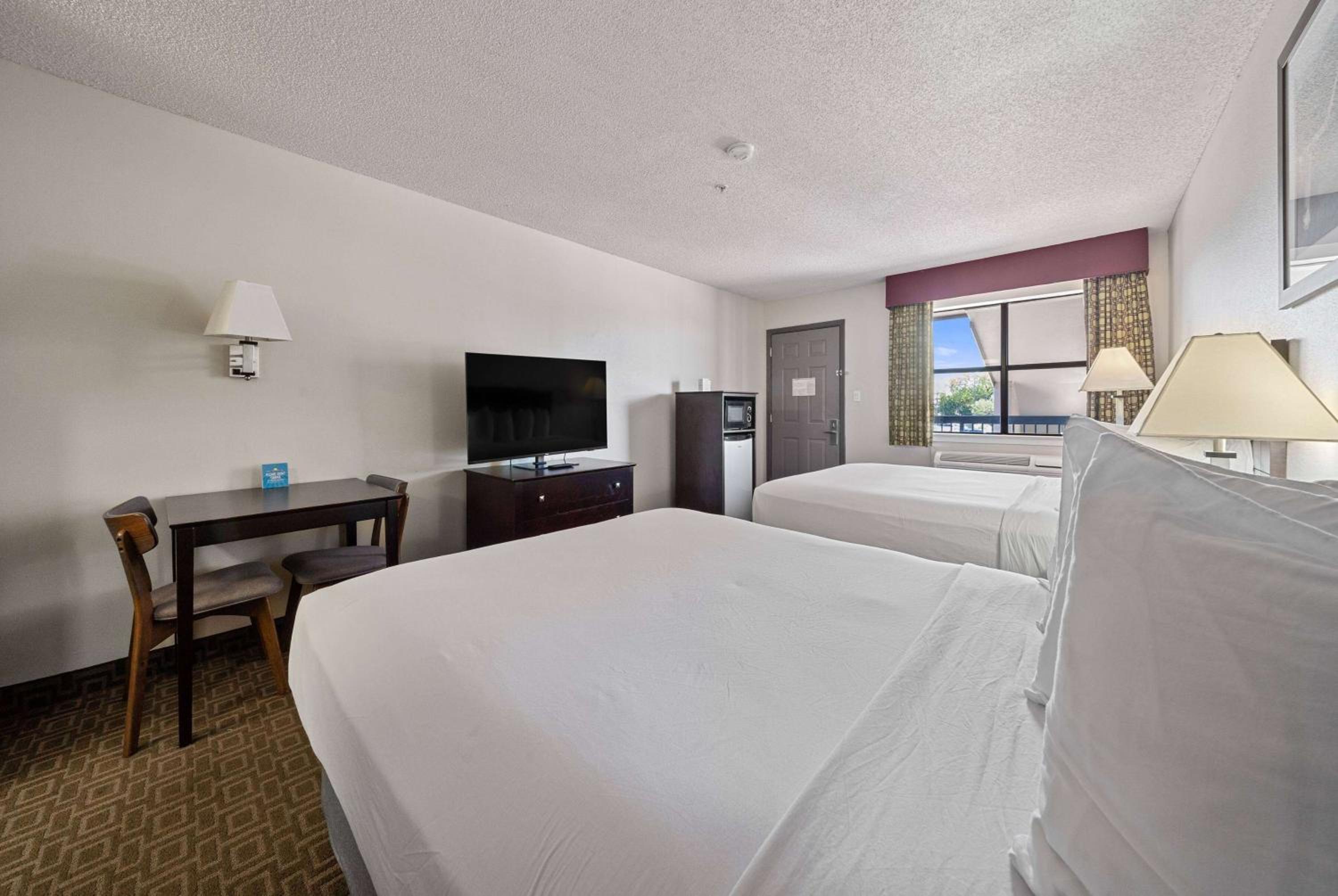 Queen Room with Two Queen Beds and Roll-in Shower - Mobility Accessible/Non-Smoking - Photo 2